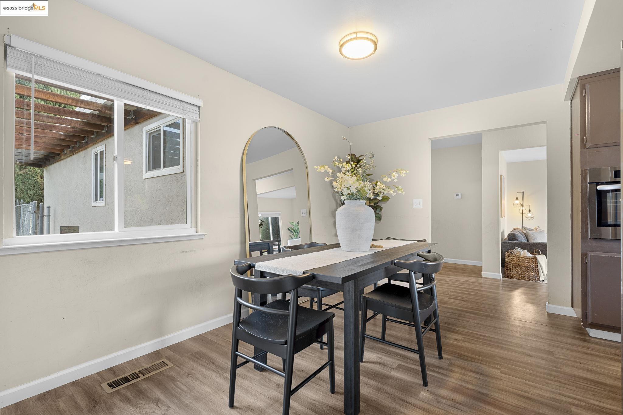 Detail Gallery Image 15 of 52 For 1909 Oakridge Ln, Pittsburg,  CA 94565 - 3 Beds | 2 Baths