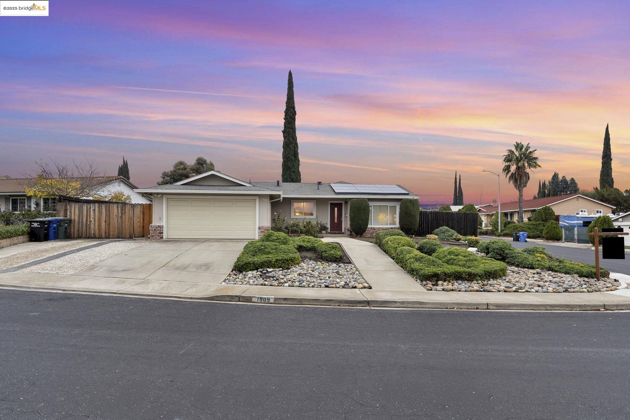 Detail Gallery Image 3 of 52 For 1909 Oakridge Ln, Pittsburg,  CA 94565 - 3 Beds | 2 Baths