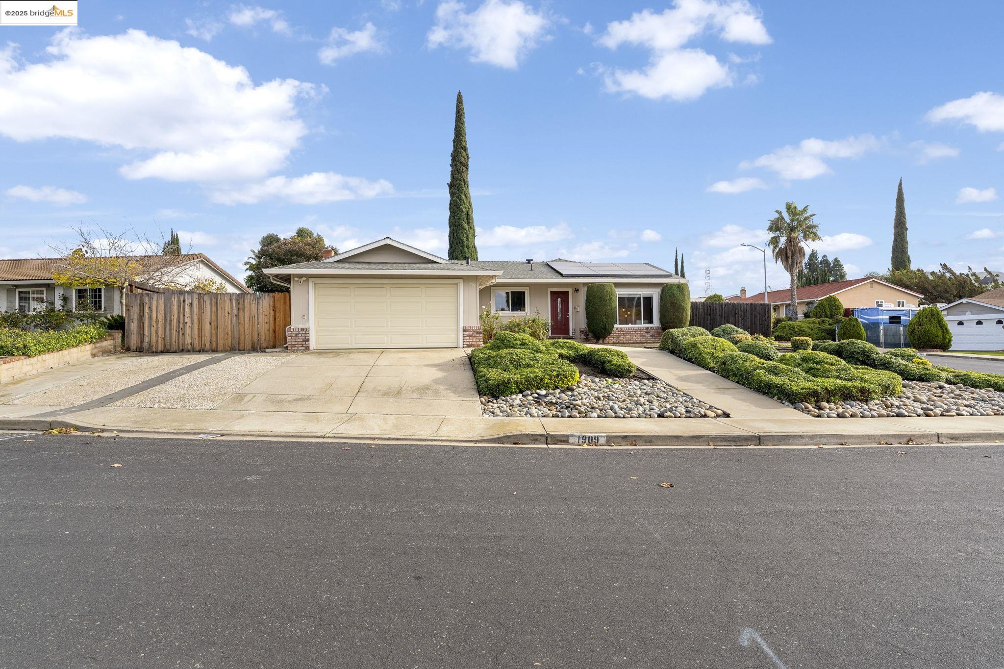 Detail Gallery Image 4 of 52 For 1909 Oakridge Ln, Pittsburg,  CA 94565 - 3 Beds | 2 Baths
