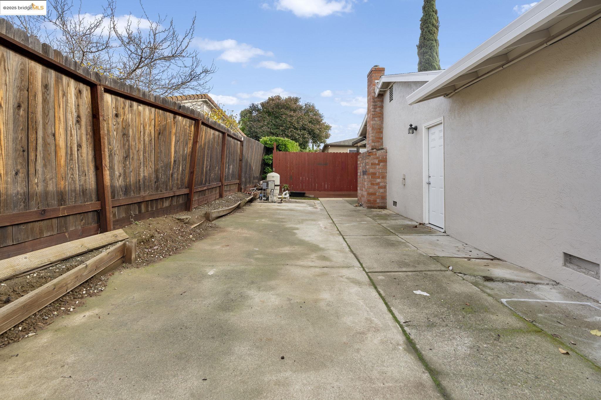 Detail Gallery Image 42 of 52 For 1909 Oakridge Ln, Pittsburg,  CA 94565 - 3 Beds | 2 Baths