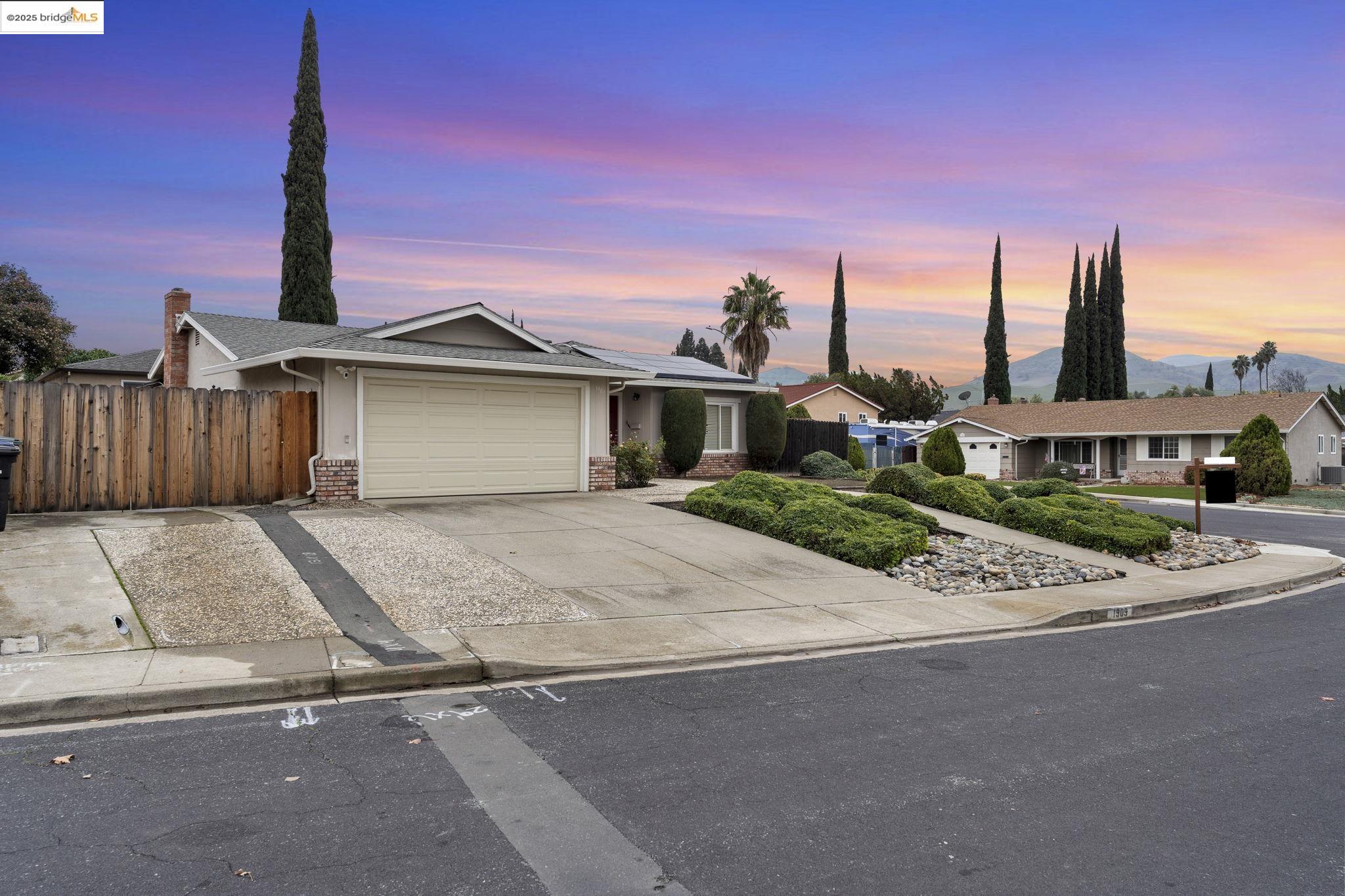 Detail Gallery Image 44 of 52 For 1909 Oakridge Ln, Pittsburg,  CA 94565 - 3 Beds | 2 Baths