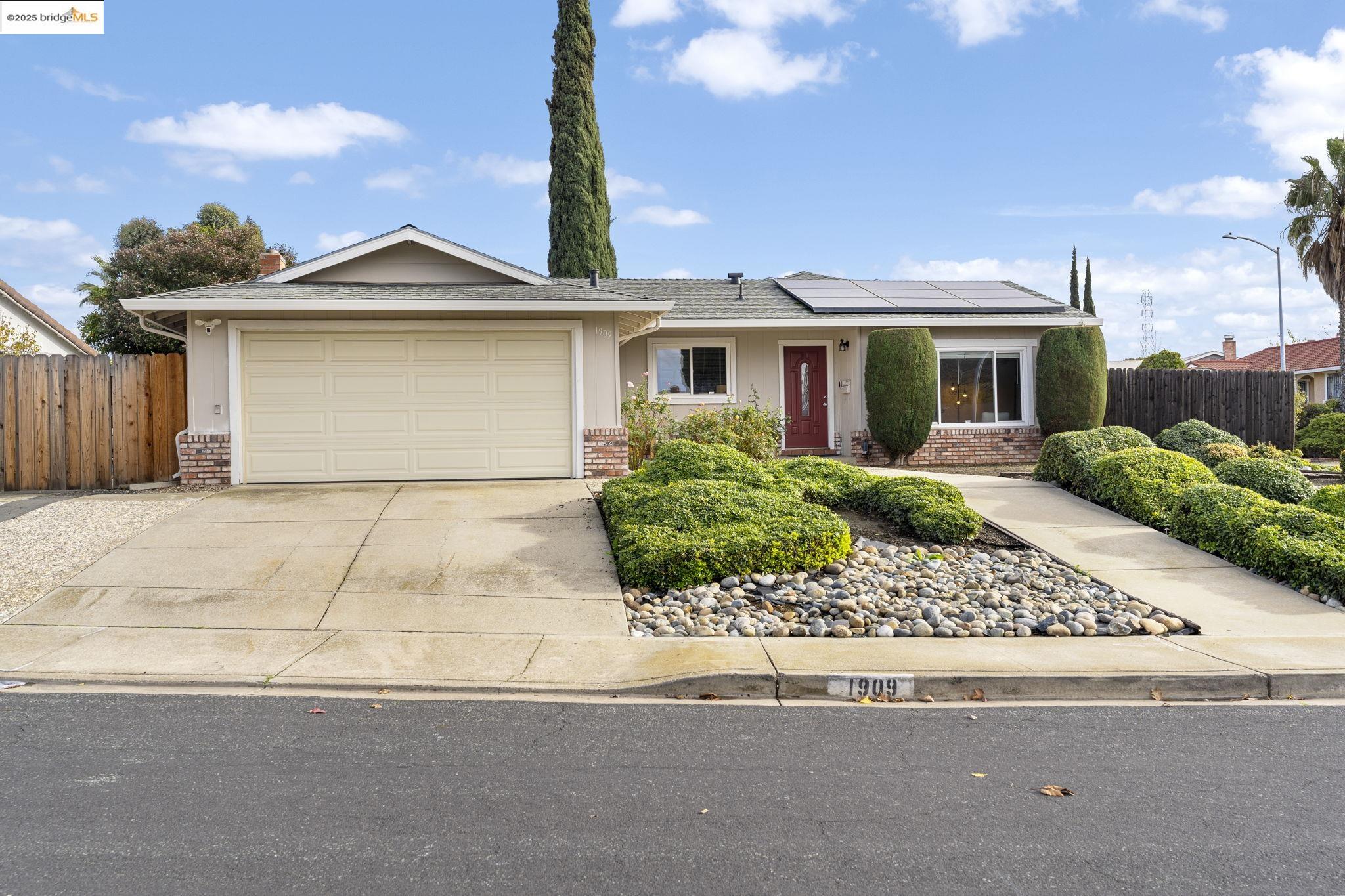 Detail Gallery Image 6 of 52 For 1909 Oakridge Ln, Pittsburg,  CA 94565 - 3 Beds | 2 Baths