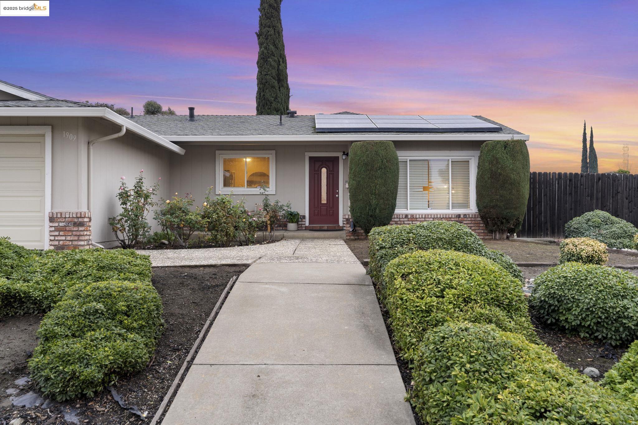 Detail Gallery Image 8 of 52 For 1909 Oakridge Ln, Pittsburg,  CA 94565 - 3 Beds | 2 Baths