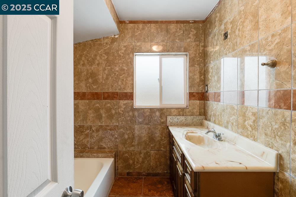 Detail Gallery Image 10 of 23 For 840 7th St, Richmond,  CA 94801 - 2 Beds | 1/1 Baths