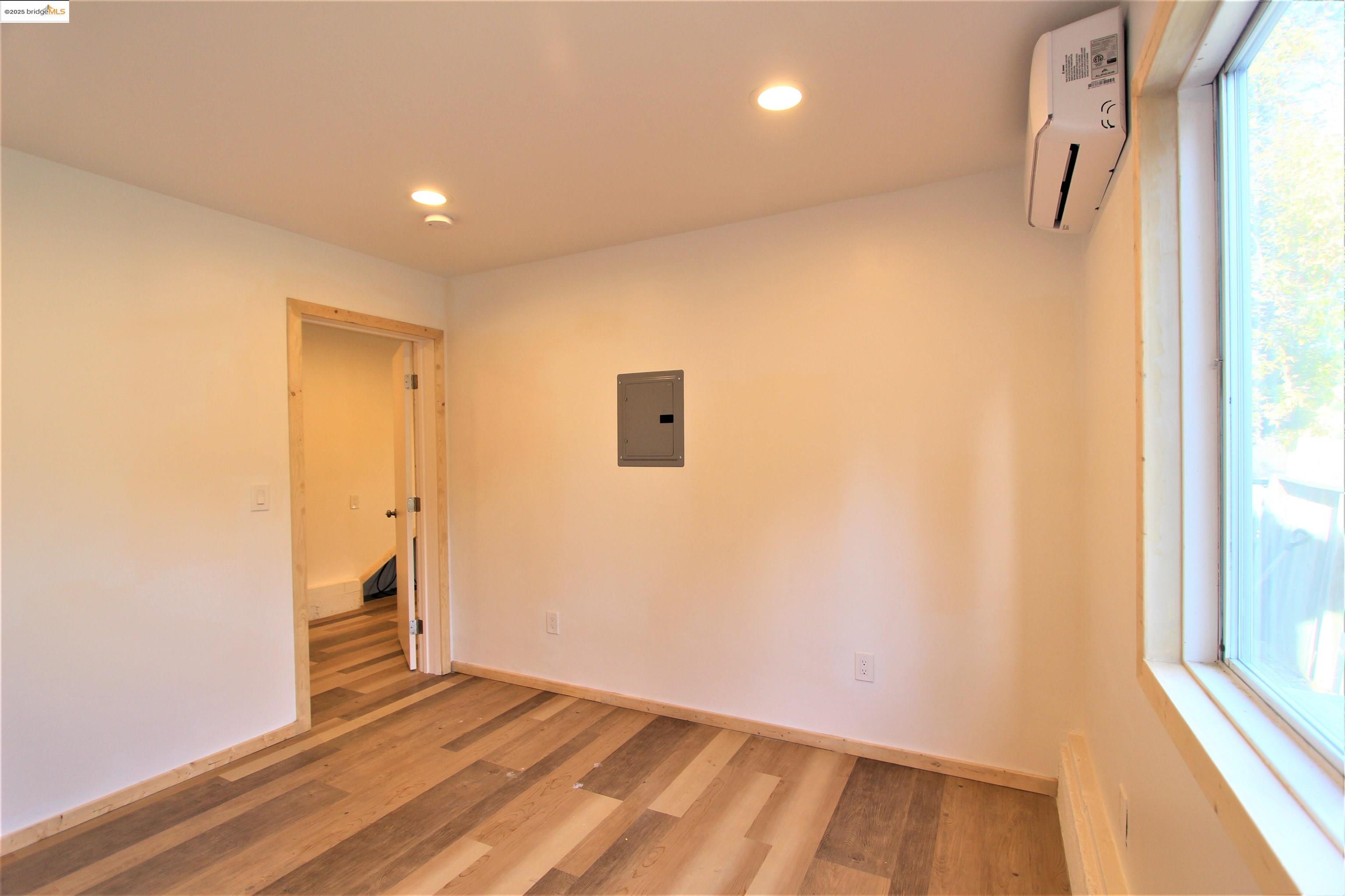 Detail Gallery Image 6 of 12 For 7909 Winthrope St, Oakland,  CA 94605 - 1 Beds | 1 Baths
