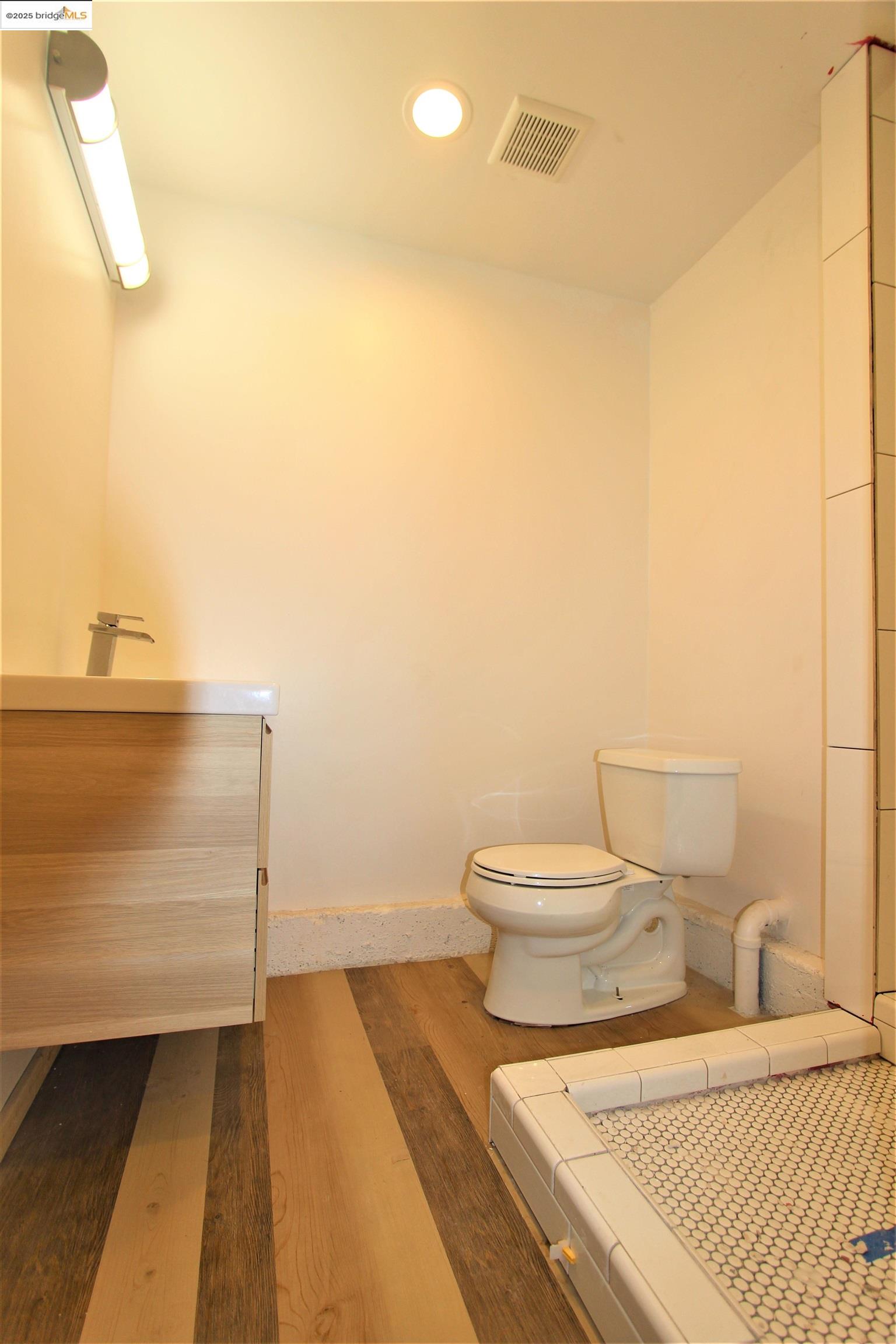 Detail Gallery Image 7 of 12 For 7909 Winthrope St, Oakland,  CA 94605 - 1 Beds | 1 Baths