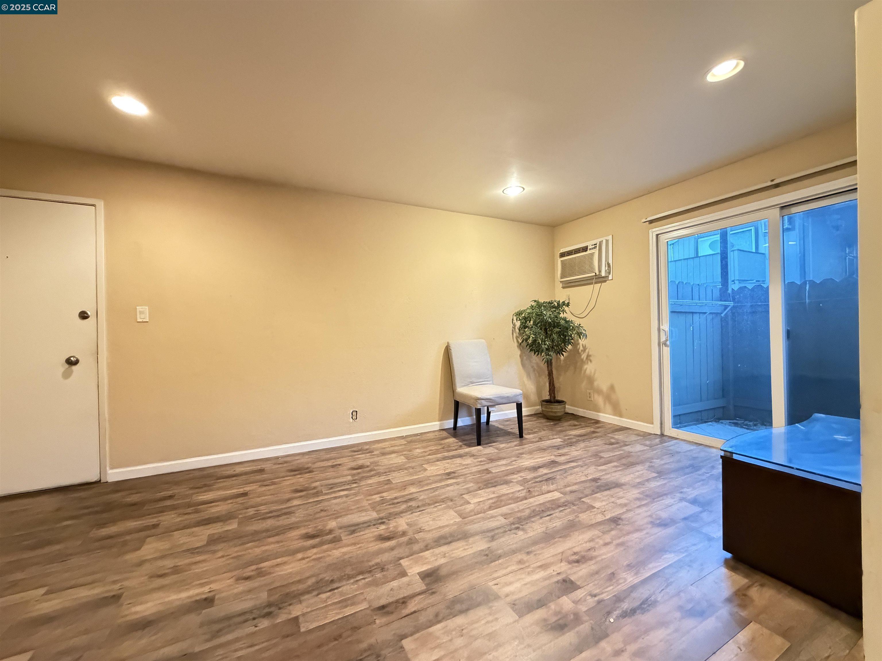 Detail Gallery Image 16 of 33 For 1133 Meadow Ln #53,  Concord,  CA 94520 - 1 Beds | 1 Baths