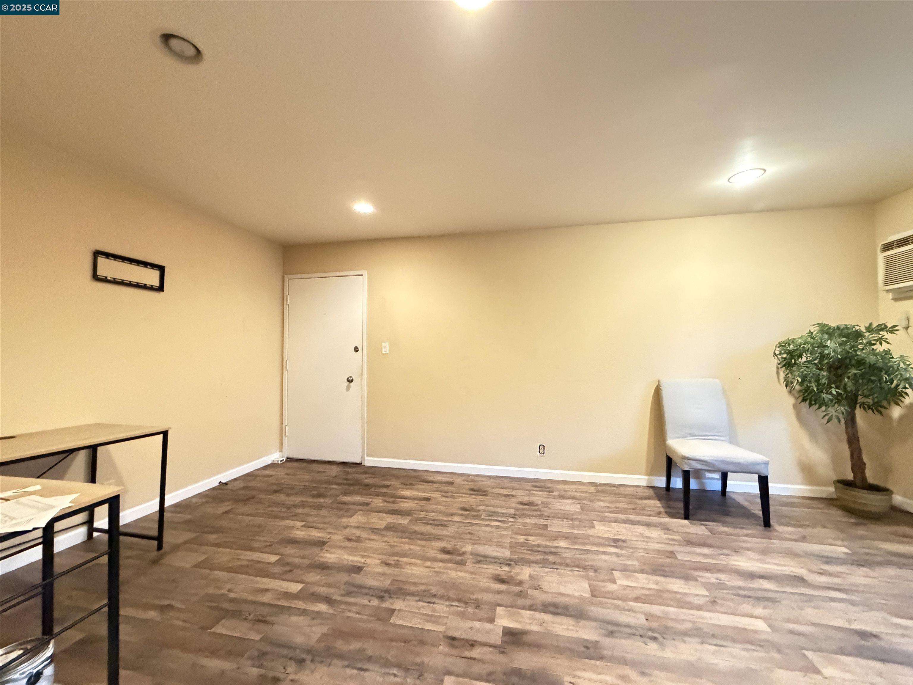 Detail Gallery Image 4 of 33 For 1133 Meadow Ln #53,  Concord,  CA 94520 - 1 Beds | 1 Baths