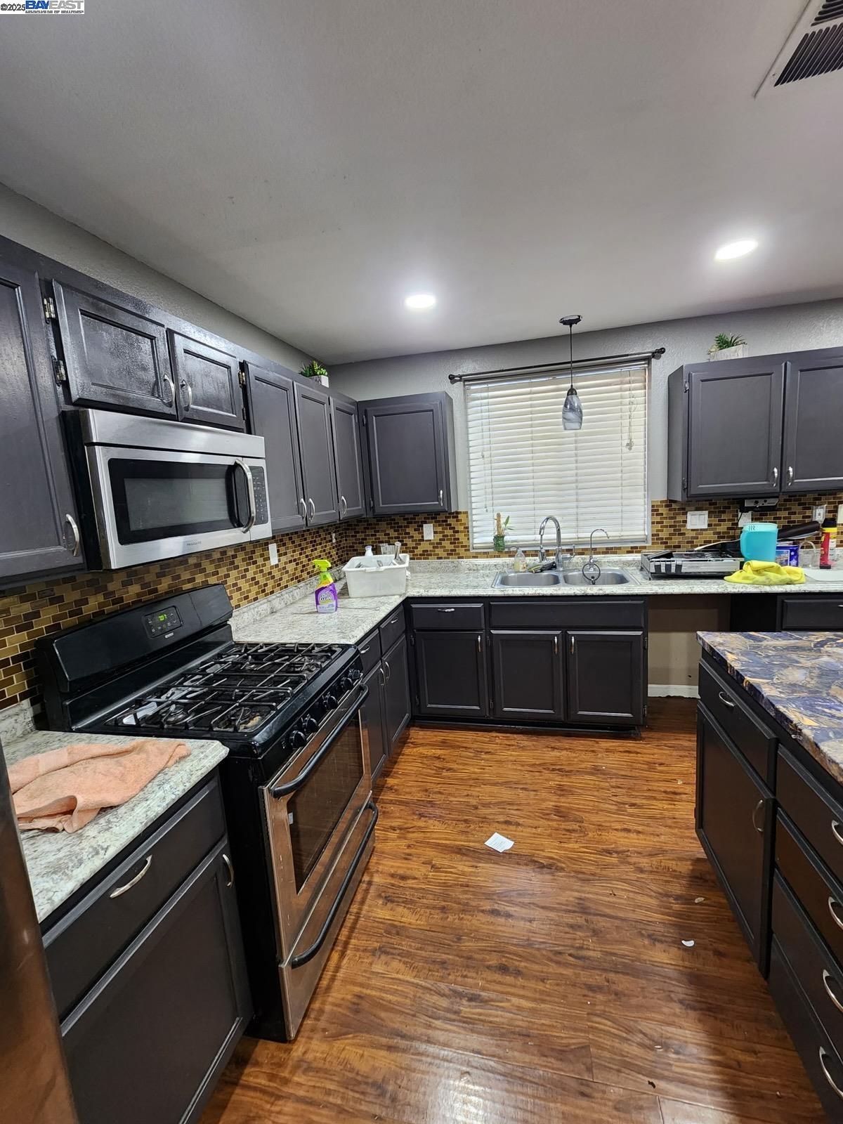 Detail Gallery Image 2 of 5 For 1547 Parkside Ct, Tracy,  CA 95376 - 4 Beds | 3 Baths