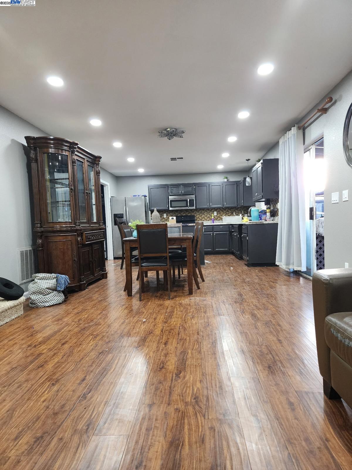 Detail Gallery Image 3 of 5 For 1547 Parkside Ct, Tracy,  CA 95376 - 4 Beds | 3 Baths