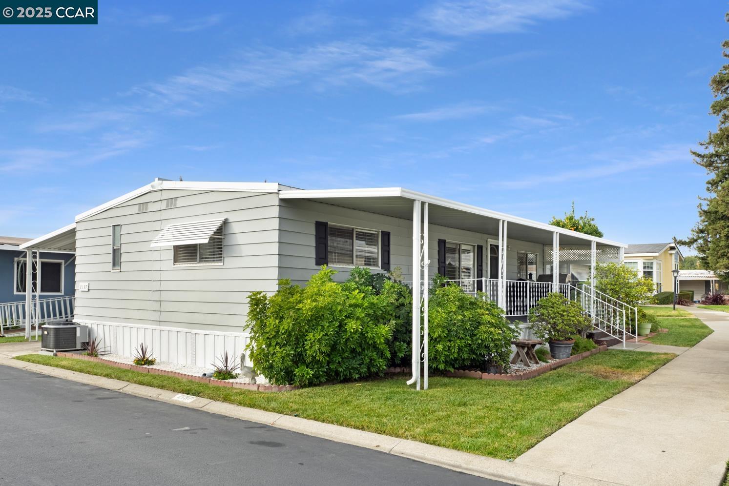 Detail Gallery Image 2 of 46 For 2197 Dalis Drive #124,  Concord,  CA 94520-5419 - 2 Beds | 1/1 Baths