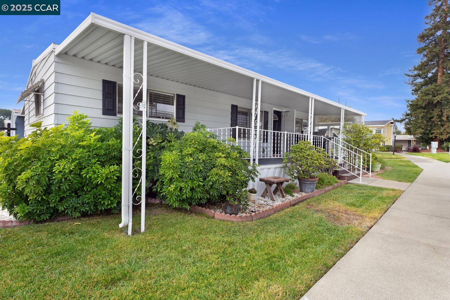 Detail Gallery Image 3 of 46 For 2197 Dalis Drive #124,  Concord,  CA 94520-5419 - 2 Beds | 1/1 Baths