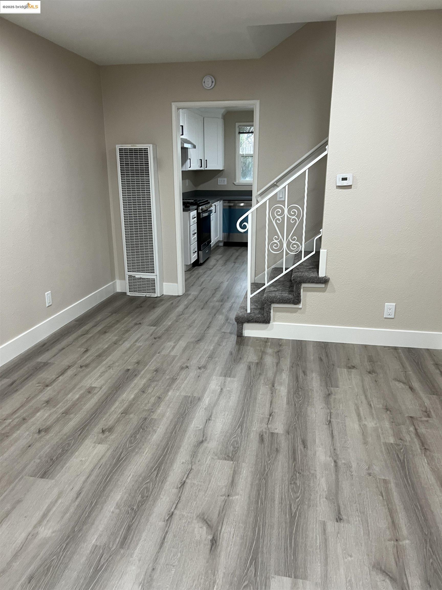 Detail Gallery Image 3 of 13 For Railroad Ave, Pittsburg,  CA 94565 - 2 Beds | 1/1 Baths