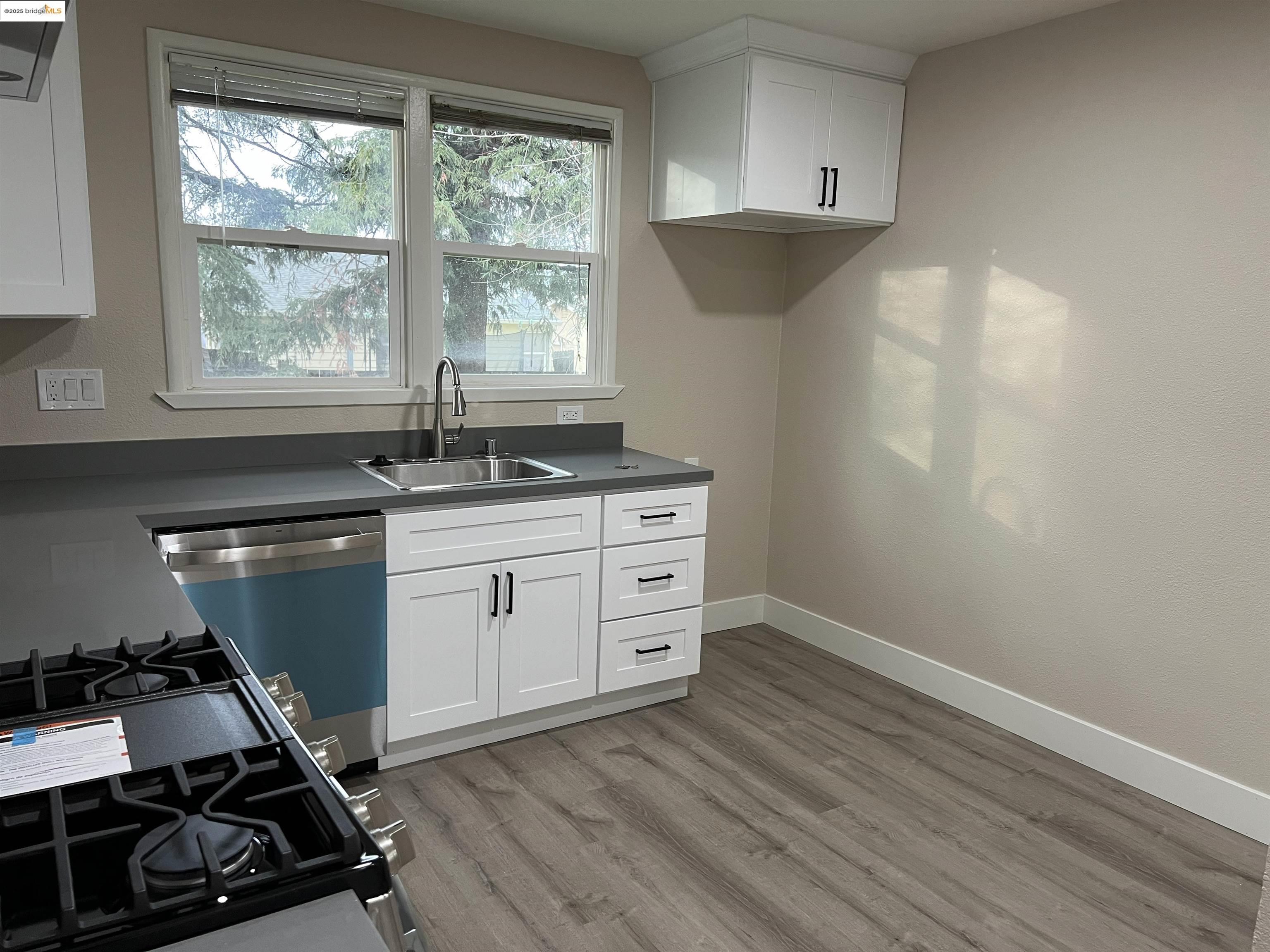 Detail Gallery Image 5 of 13 For Railroad Ave, Pittsburg,  CA 94565 - 2 Beds | 1/1 Baths