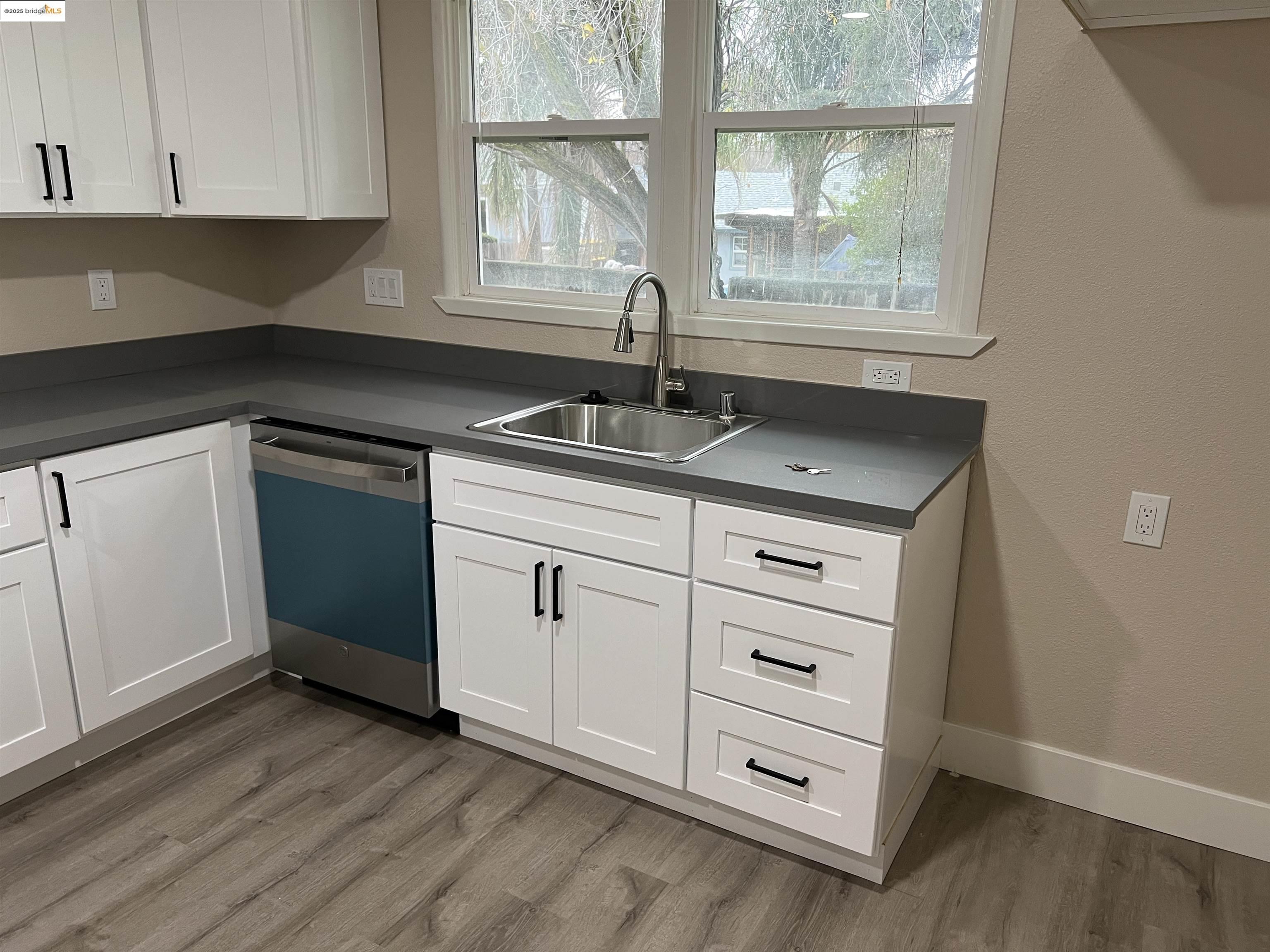 Detail Gallery Image 6 of 13 For Railroad Ave, Pittsburg,  CA 94565 - 2 Beds | 1/1 Baths