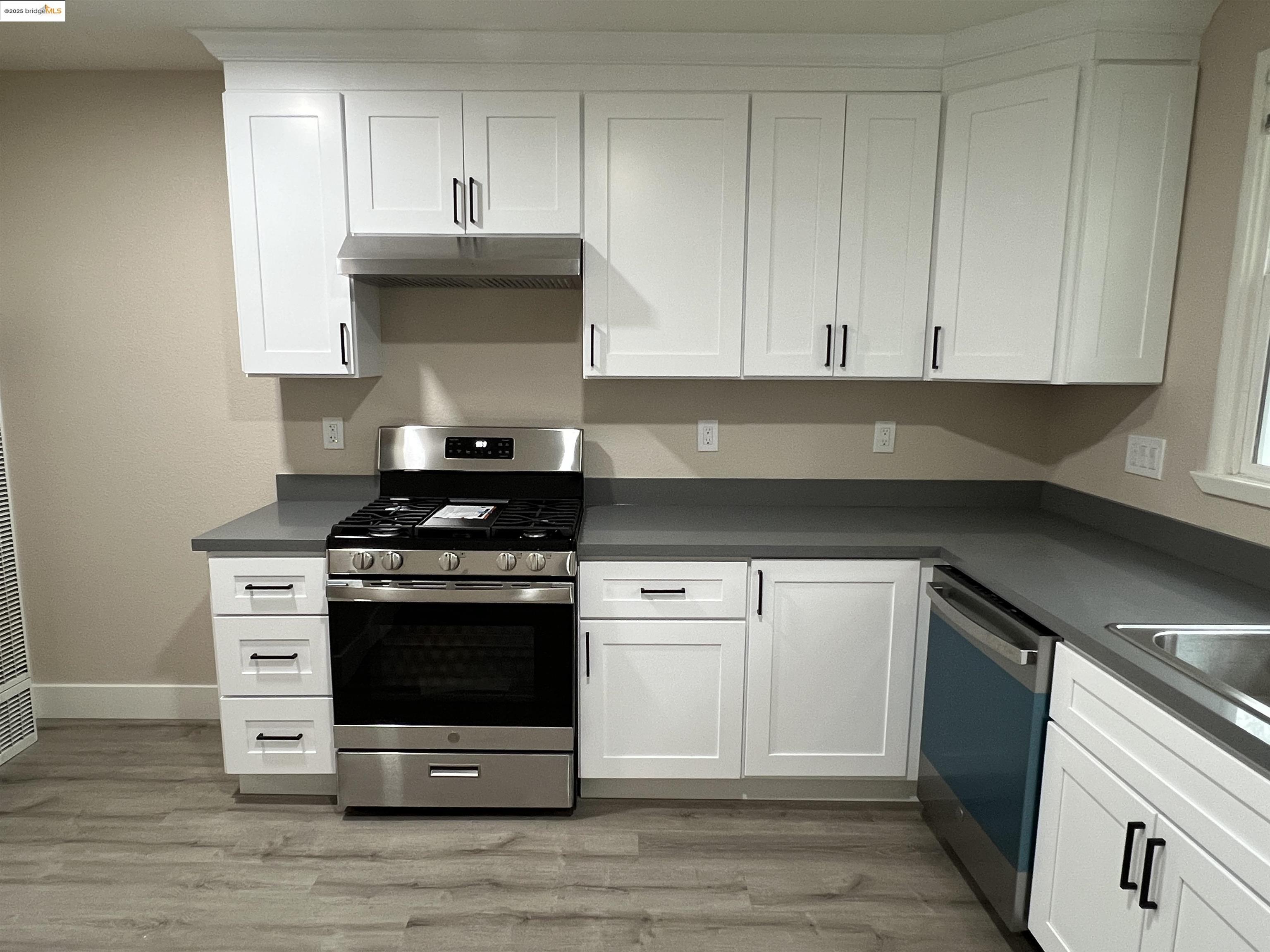 Detail Gallery Image 7 of 13 For Railroad Ave, Pittsburg,  CA 94565 - 2 Beds | 1/1 Baths