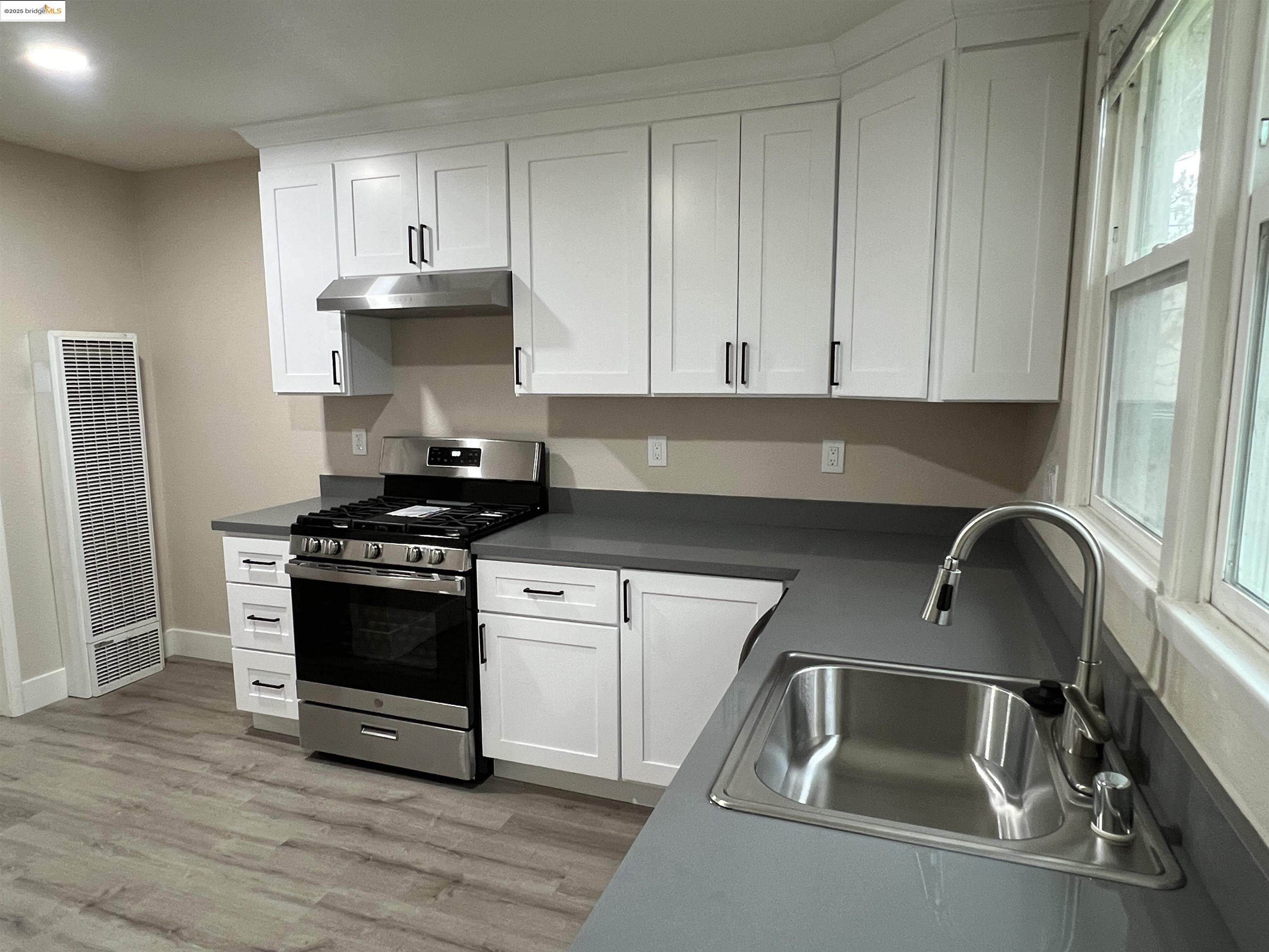 Detail Gallery Image 8 of 13 For Railroad Ave, Pittsburg,  CA 94565 - 2 Beds | 1/1 Baths