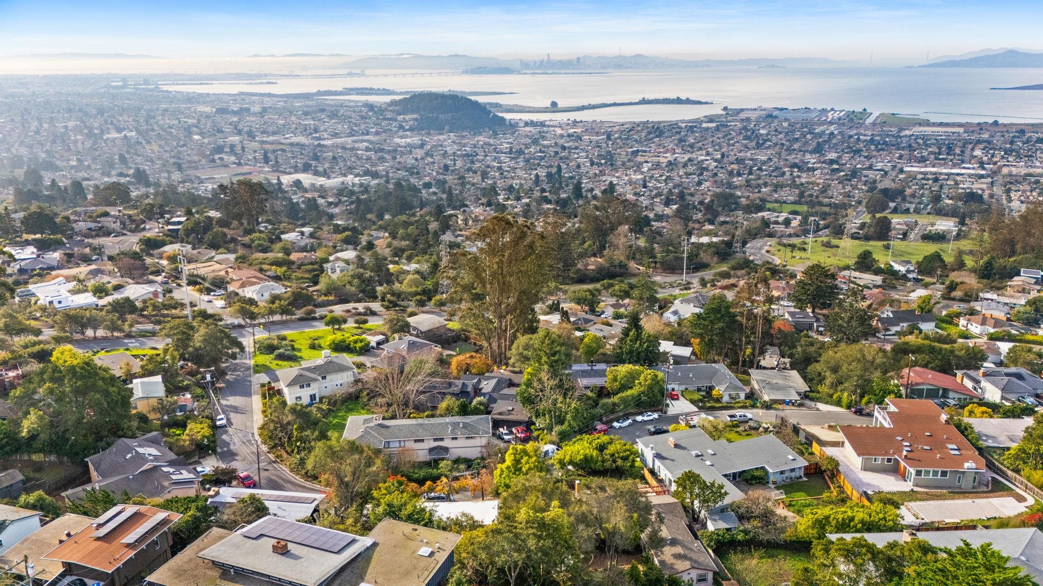 Detail Gallery Image 6 of 28 For 1012 Contra Costa Dr, El Cerrito,  CA 94530 - 4 Beds | 3 Baths