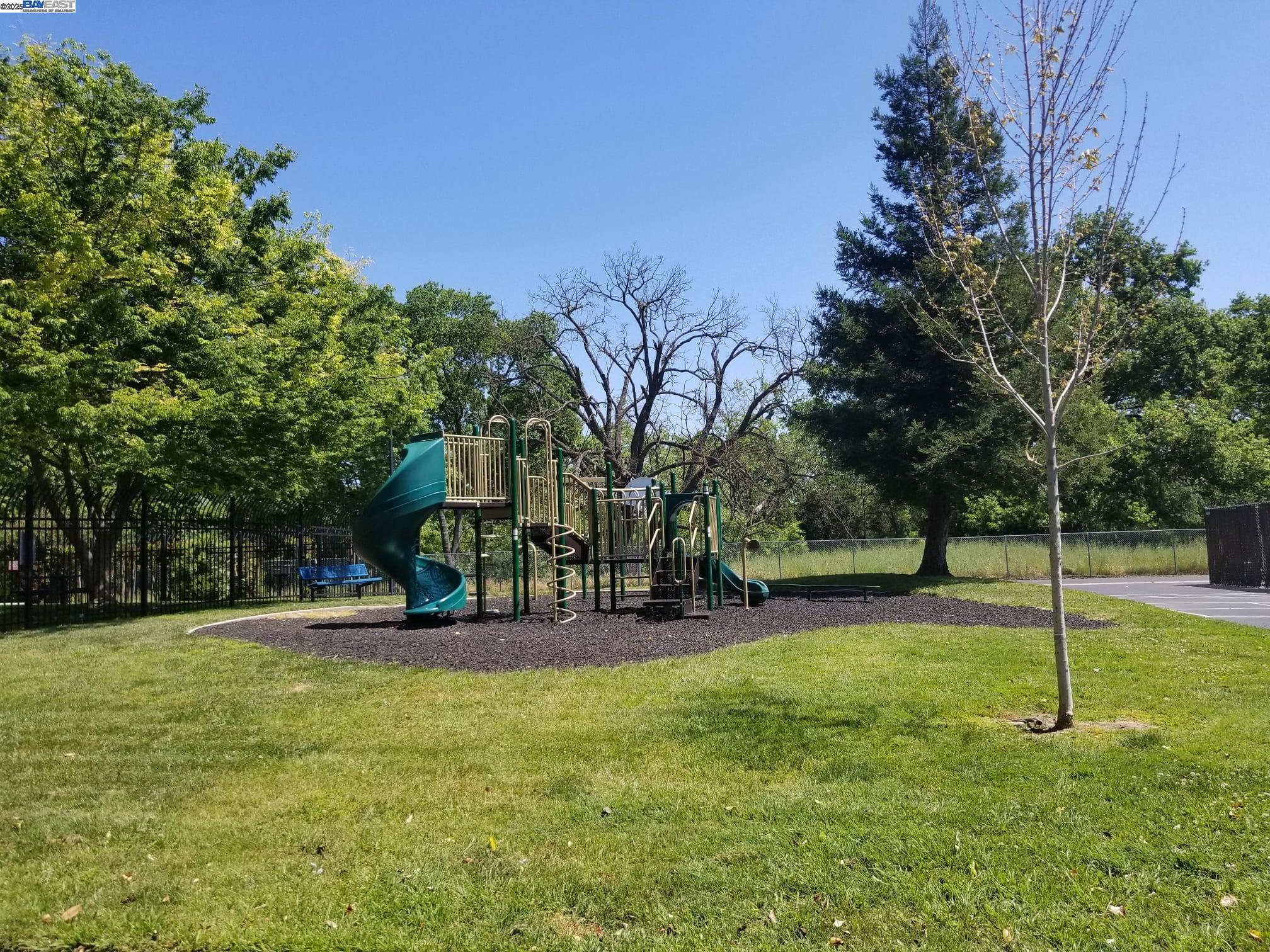 Detail Gallery Image 2 of 8 For 2113 Arroyo Ct #1,  Pleasanton,  CA 94588-8166 - 2 Beds | 1 Baths