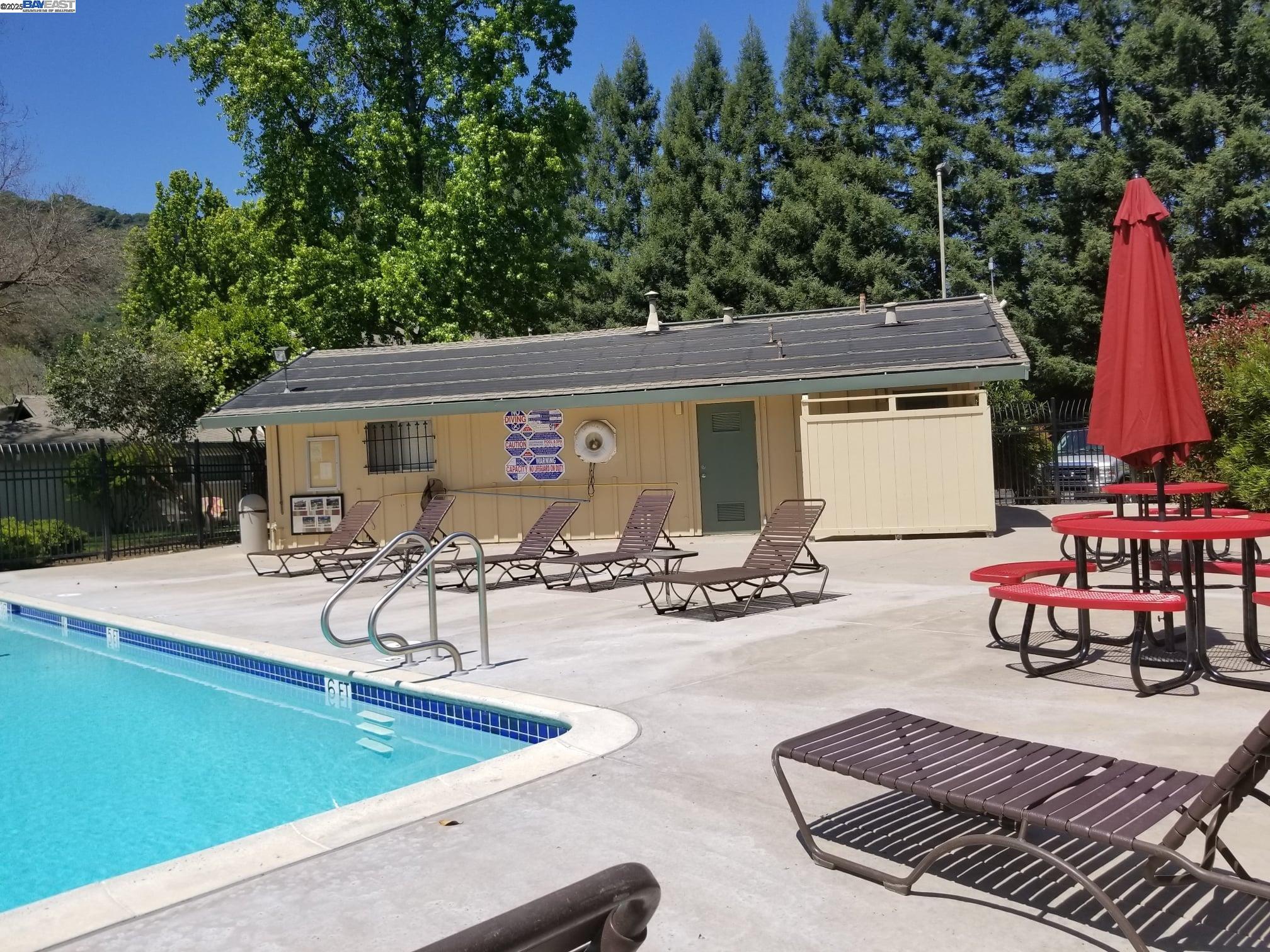 Detail Gallery Image 3 of 8 For 2113 Arroyo Ct #1,  Pleasanton,  CA 94588-8166 - 2 Beds | 1 Baths