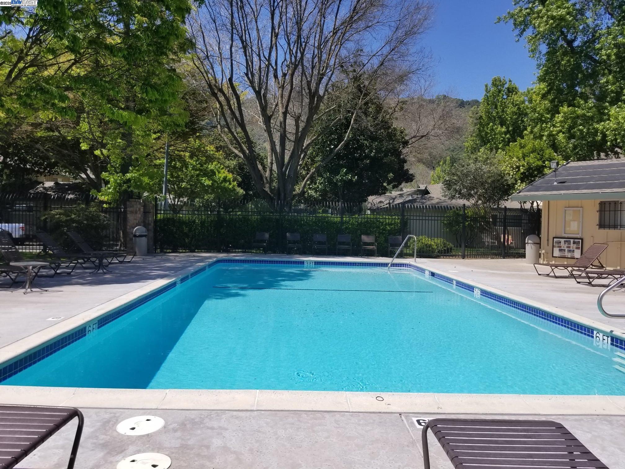 Detail Gallery Image 4 of 8 For 2113 Arroyo Ct #1,  Pleasanton,  CA 94588-8166 - 2 Beds | 1 Baths