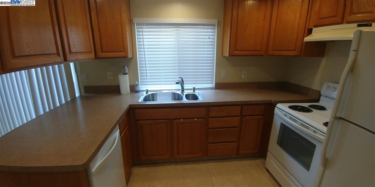 Detail Gallery Image 7 of 18 For 2551 Twin Creeks Dr, San Ramon,  CA 94583 - 2 Beds | 1/1 Baths