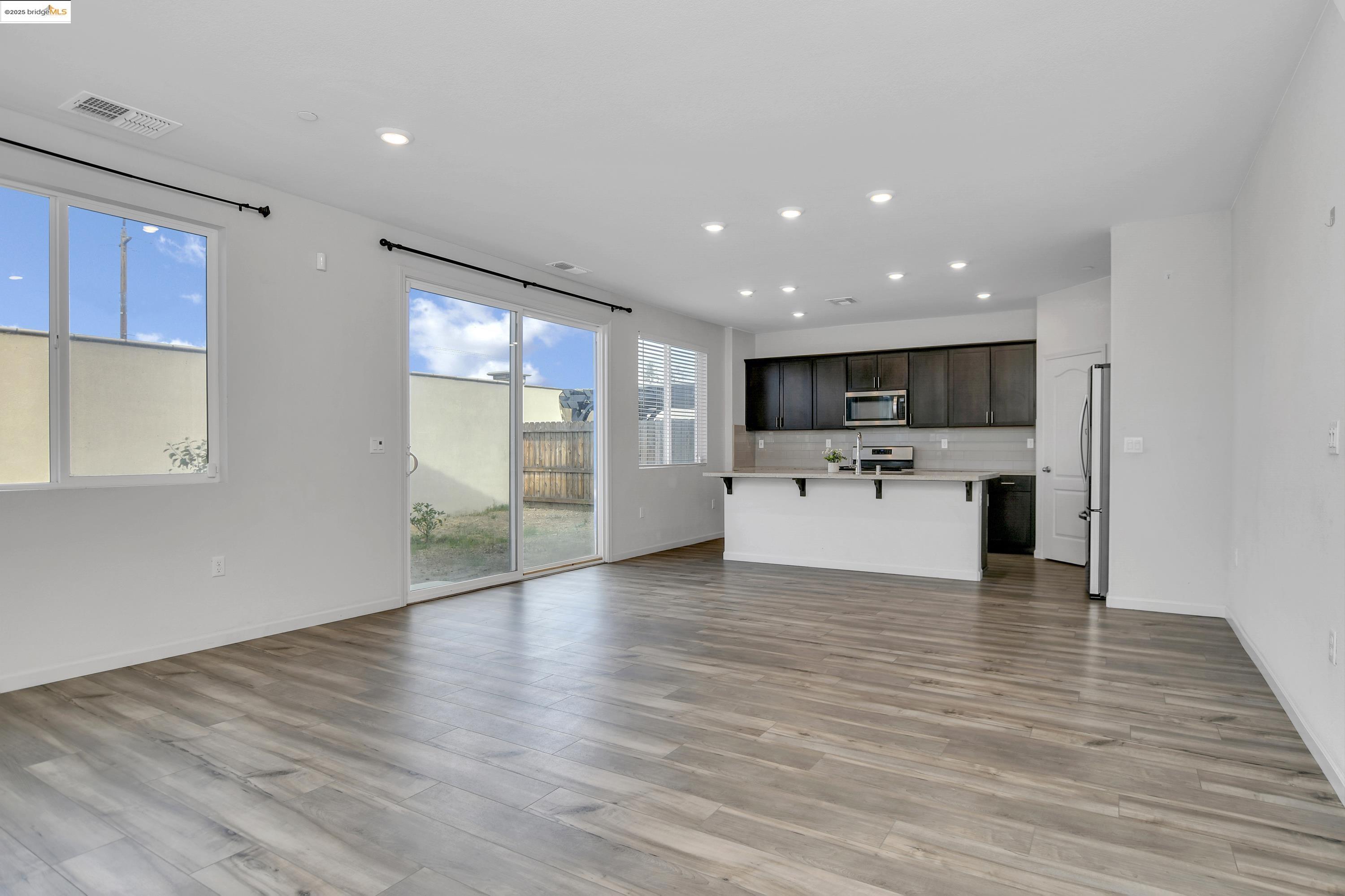 Detail Gallery Image 5 of 33 For 876 Diamante Way, Oakley,  CA 94561 - 4 Beds | 2/1 Baths