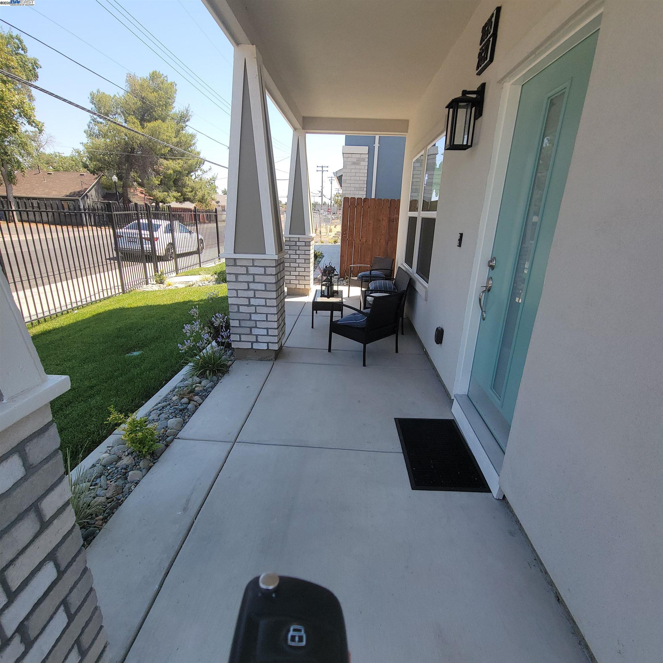 Detail Gallery Image 2 of 18 For 2627 Beaumont St, Sacramento,  CA 95815 - 5 Beds | 3/1 Baths