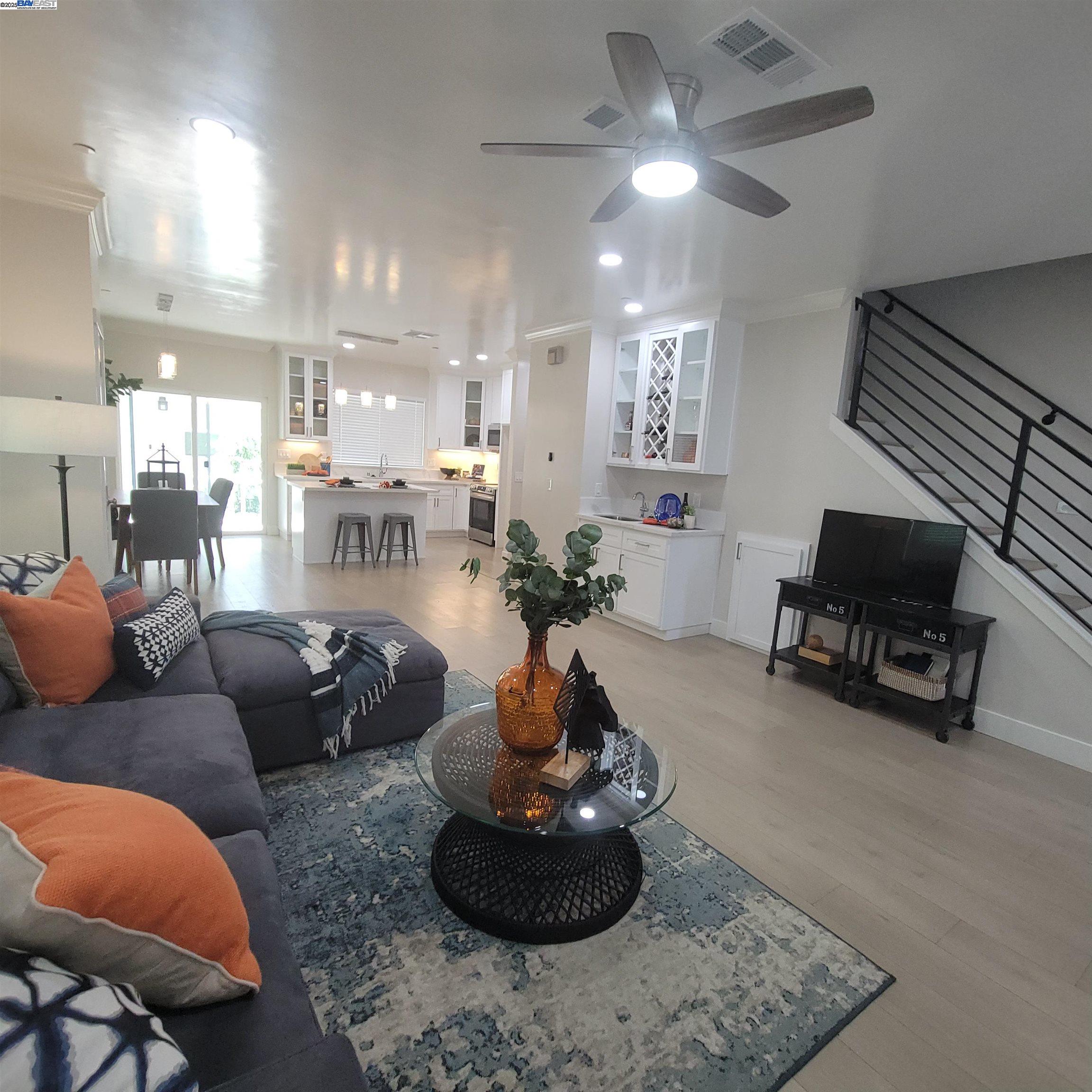 Detail Gallery Image 3 of 18 For 2627 Beaumont St, Sacramento,  CA 95815 - 5 Beds | 3/1 Baths