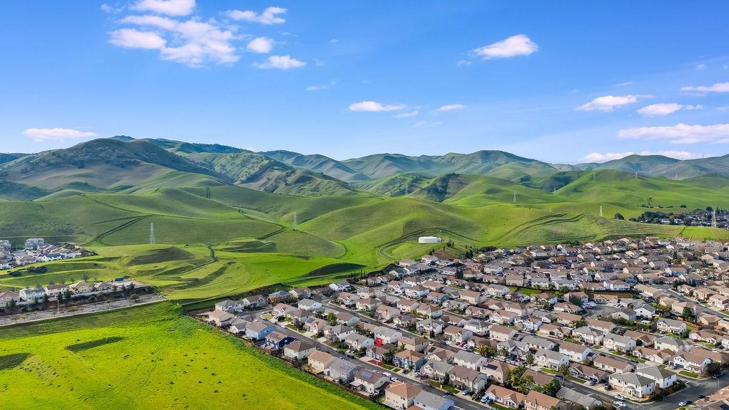 Detail Gallery Image 2 of 29 For 1954 Canyon Oaks Cir, Pittsburg,  CA 94565 - 4 Beds | 2 Baths