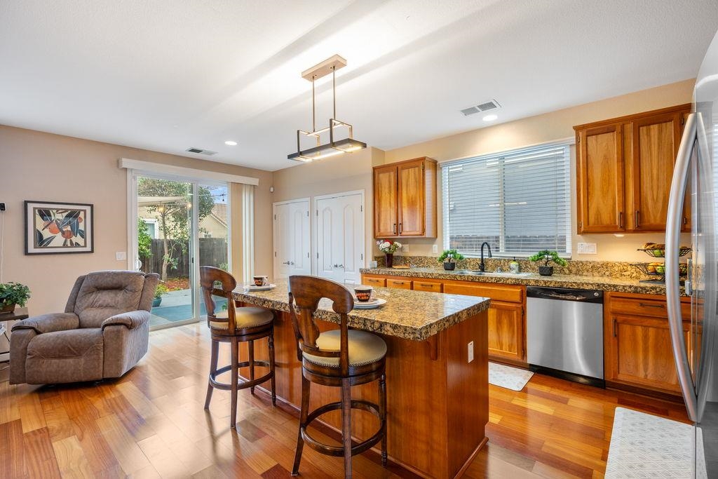 Detail Gallery Image 4 of 29 For 1954 Canyon Oaks Cir, Pittsburg,  CA 94565 - 4 Beds | 2 Baths