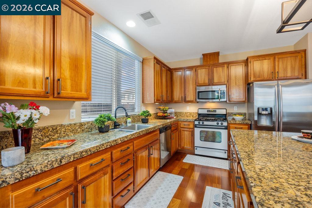 Detail Gallery Image 5 of 30 For 1954 Canyon Oaks Cir, Pittsburg,  CA 94565 - 4 Beds | 2 Baths