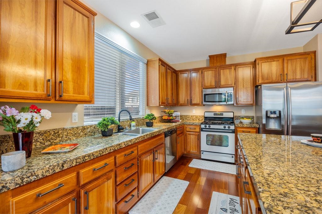 Detail Gallery Image 5 of 29 For 1954 Canyon Oaks Cir, Pittsburg,  CA 94565 - 4 Beds | 2 Baths