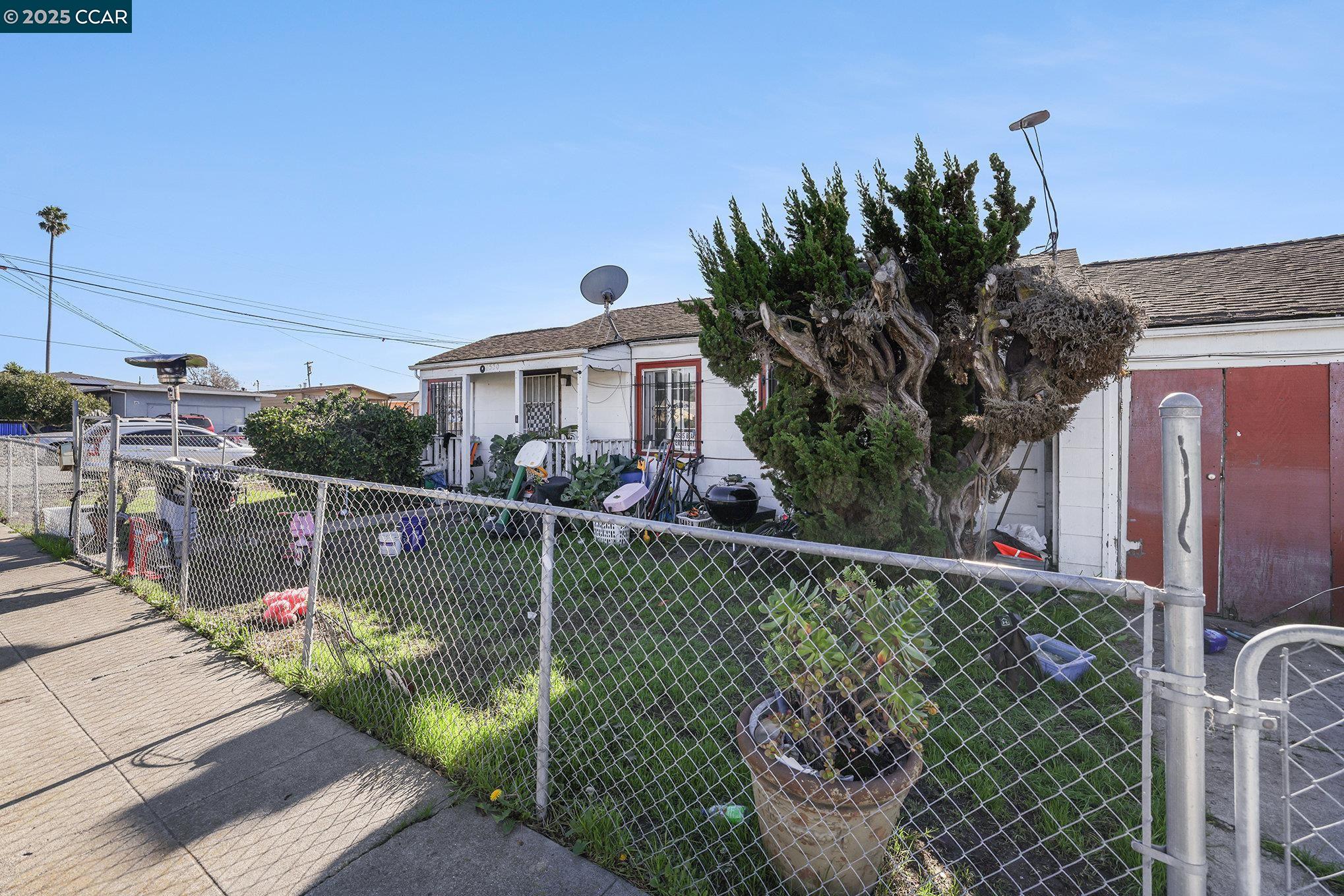 Detail Gallery Image 5 of 16 For 1530 Maine Ave, Richmond,  CA 94804 - 2 Beds | 1 Baths