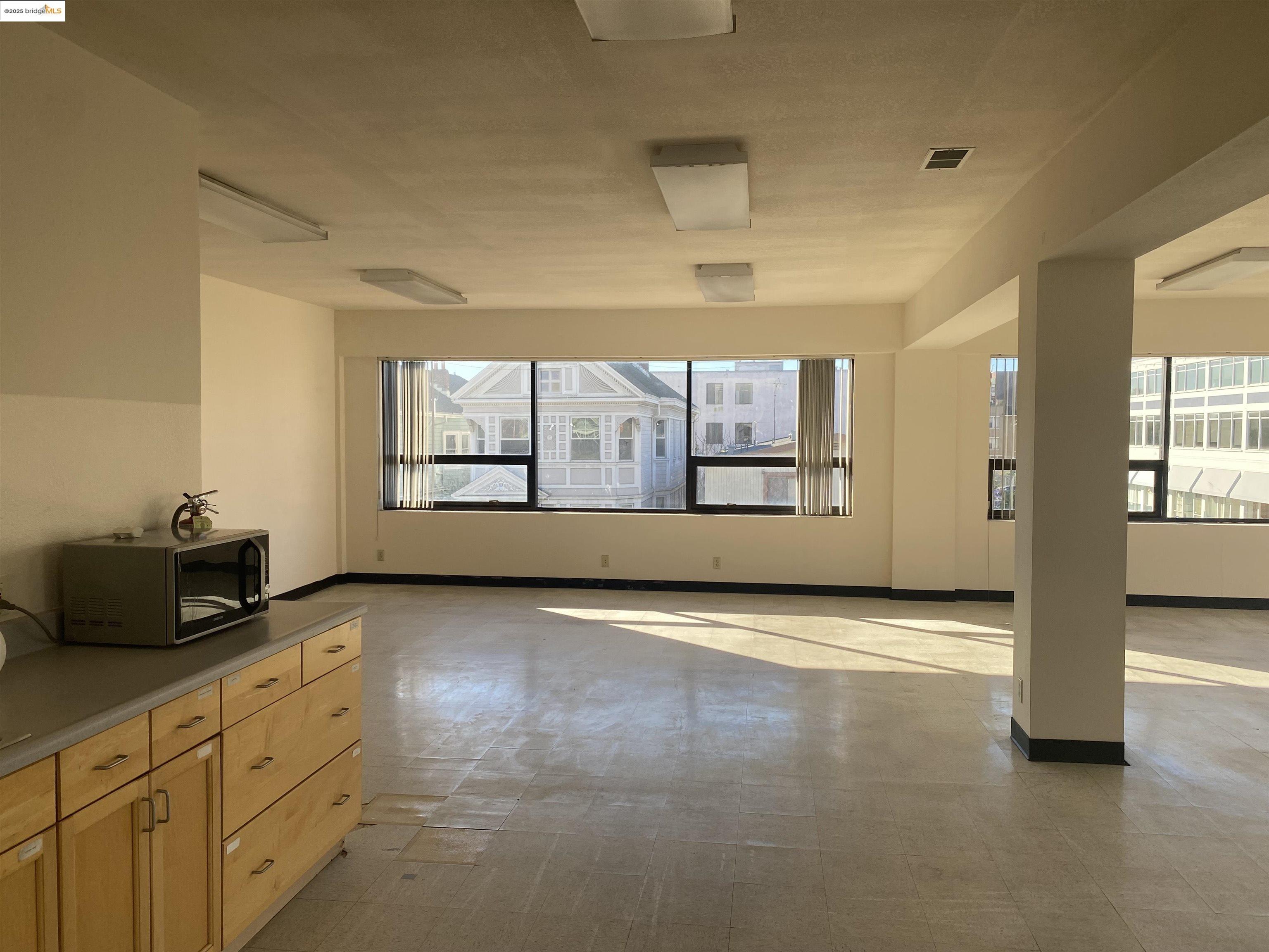 Detail Gallery Image 5 of 10 For 196 10th St, Oakland,  CA 94607 - – Beds | – Baths