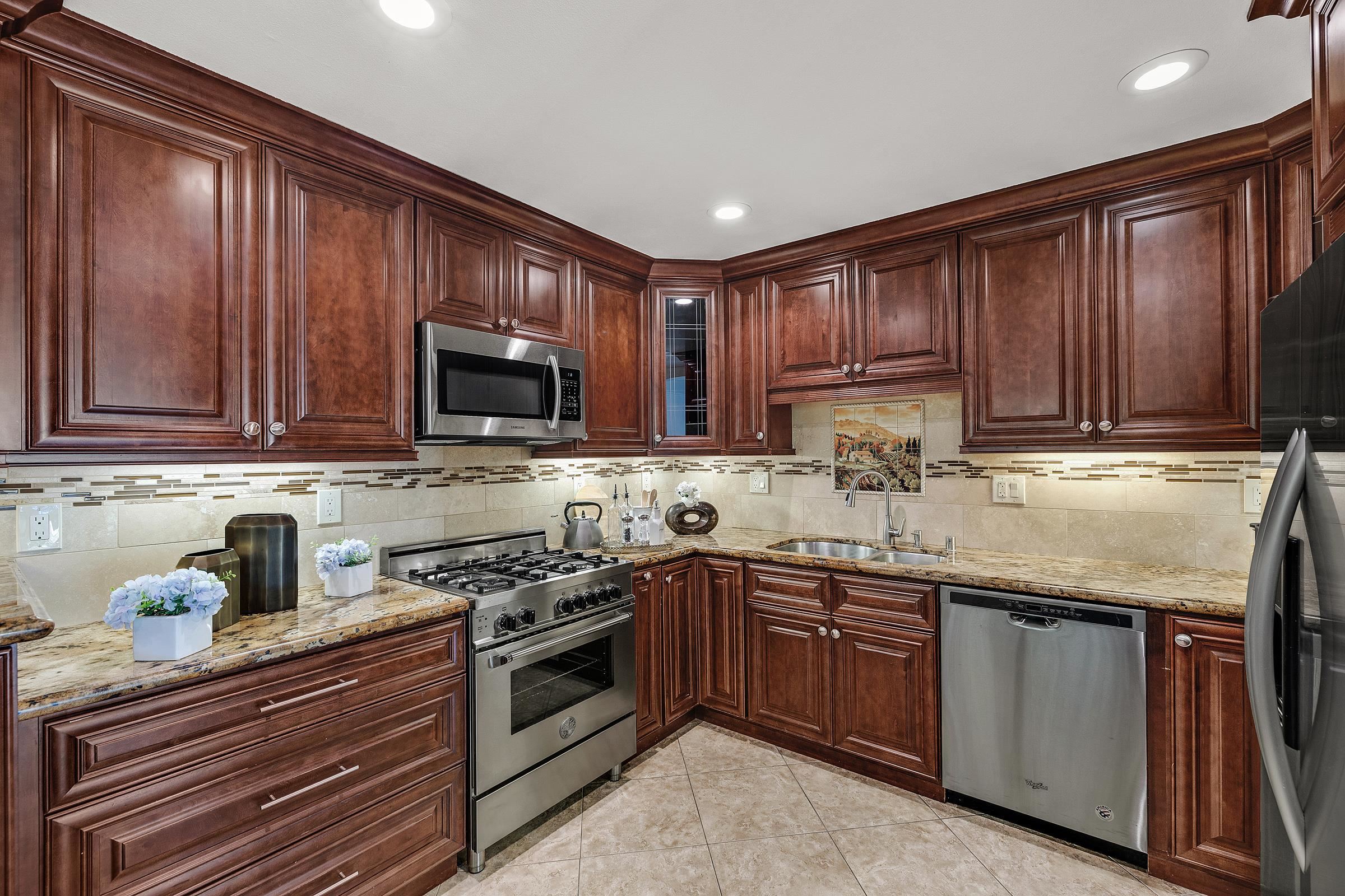 Detail Gallery Image 15 of 31 For 1120 Hollywood Ave #1,  Oakland,  CA 94602 - 3 Beds | 2 Baths