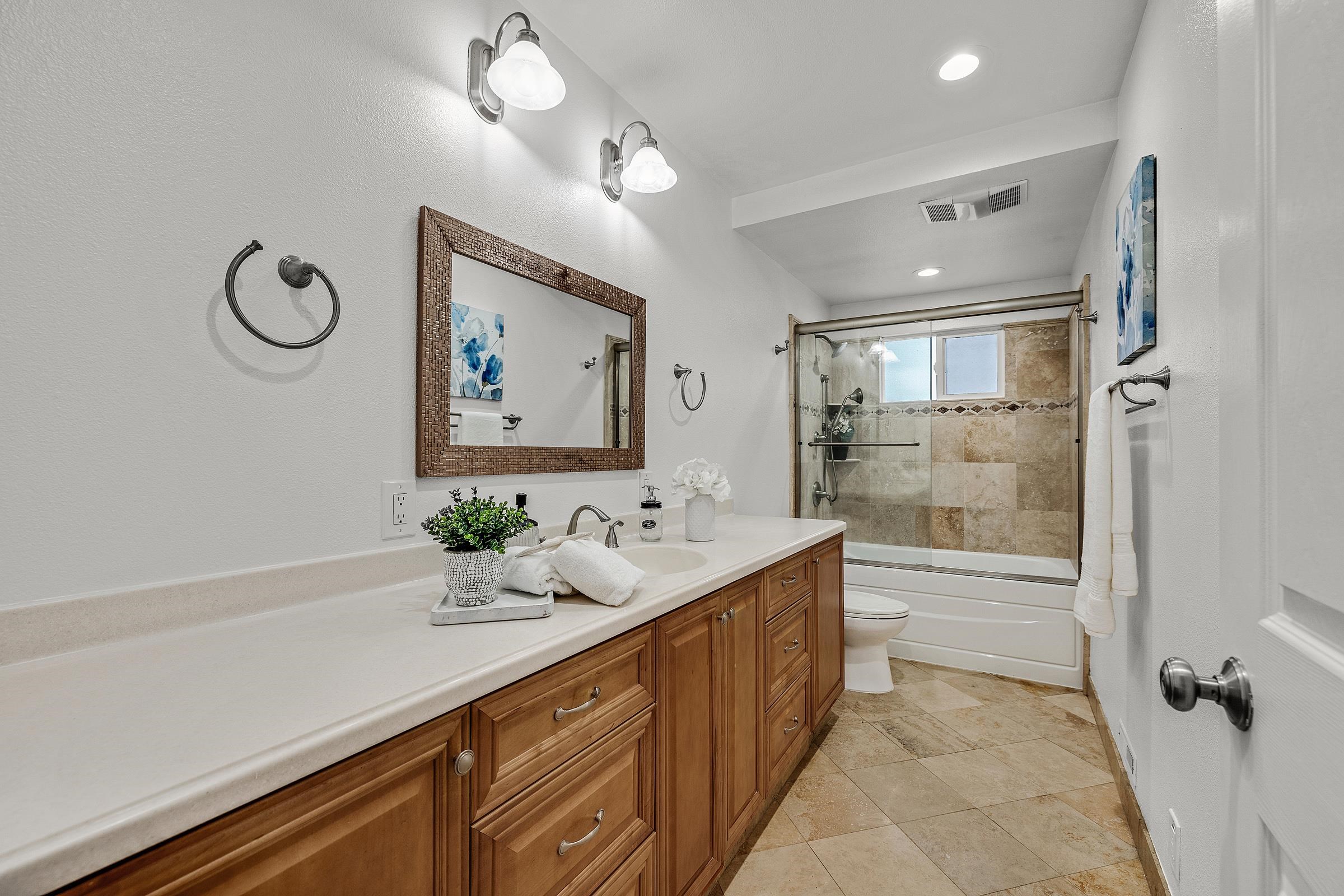 Detail Gallery Image 23 of 31 For 1120 Hollywood Ave #1,  Oakland,  CA 94602 - 3 Beds | 2 Baths