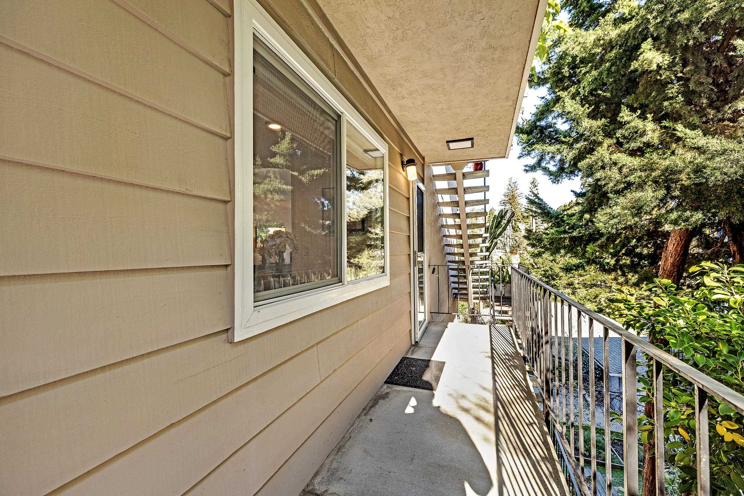 Detail Gallery Image 5 of 31 For 1120 Hollywood Ave #1,  Oakland,  CA 94602 - 3 Beds | 2 Baths