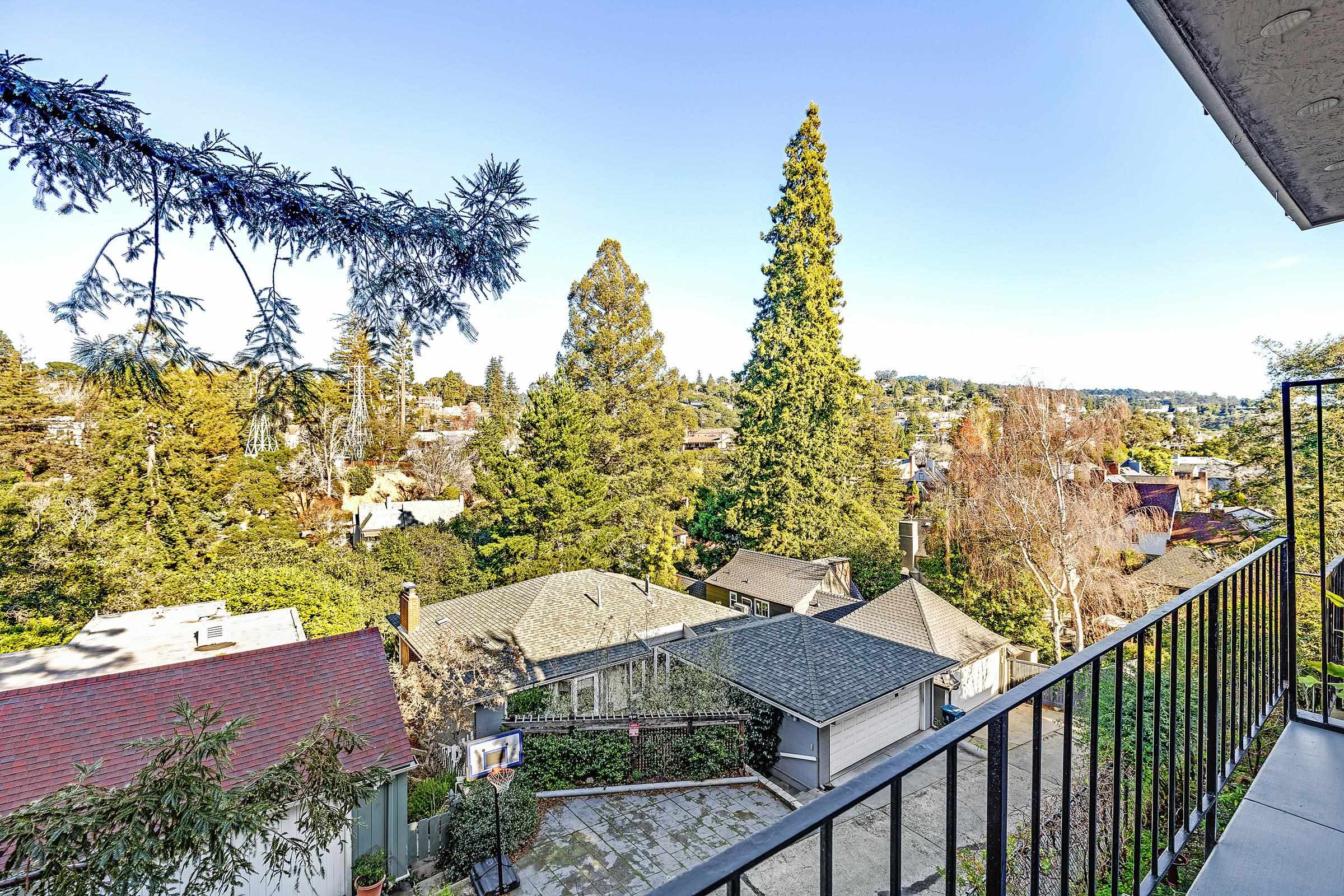 Detail Gallery Image 6 of 31 For 1120 Hollywood Ave #1,  Oakland,  CA 94602 - 3 Beds | 2 Baths