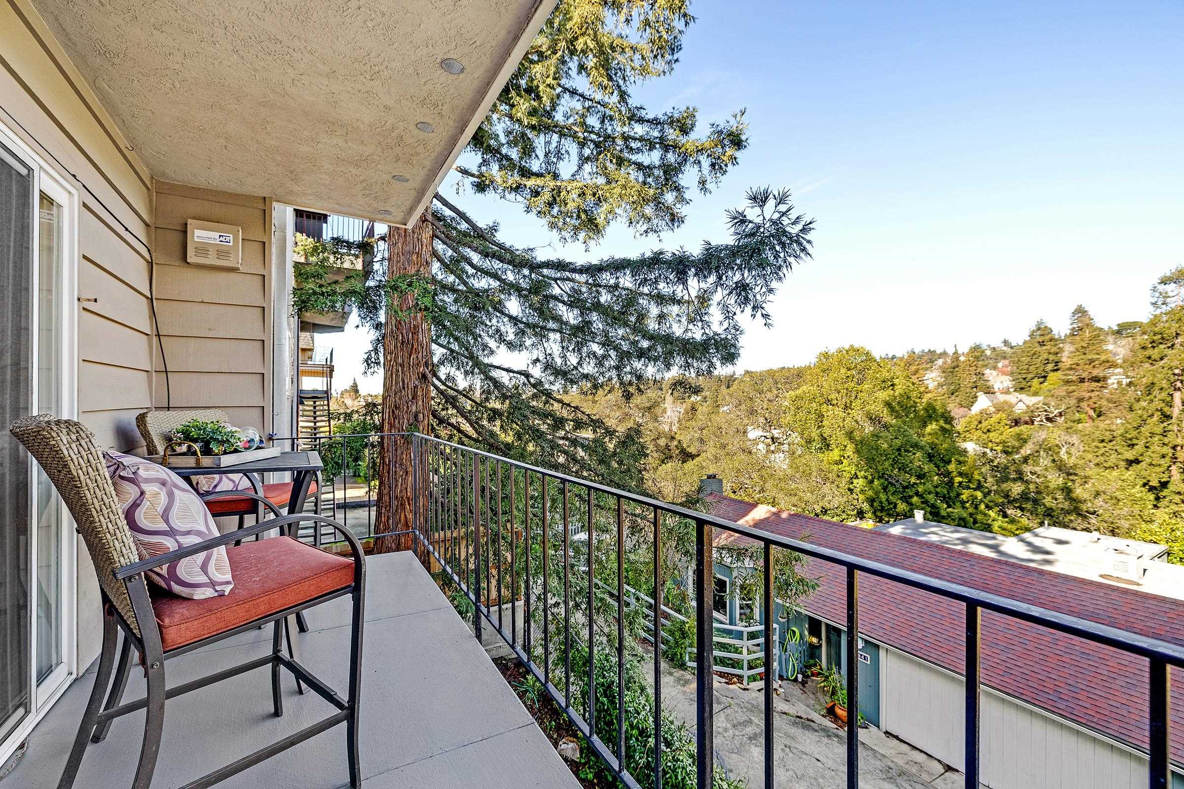 Detail Gallery Image 9 of 31 For 1120 Hollywood Ave #1,  Oakland,  CA 94602 - 3 Beds | 2 Baths