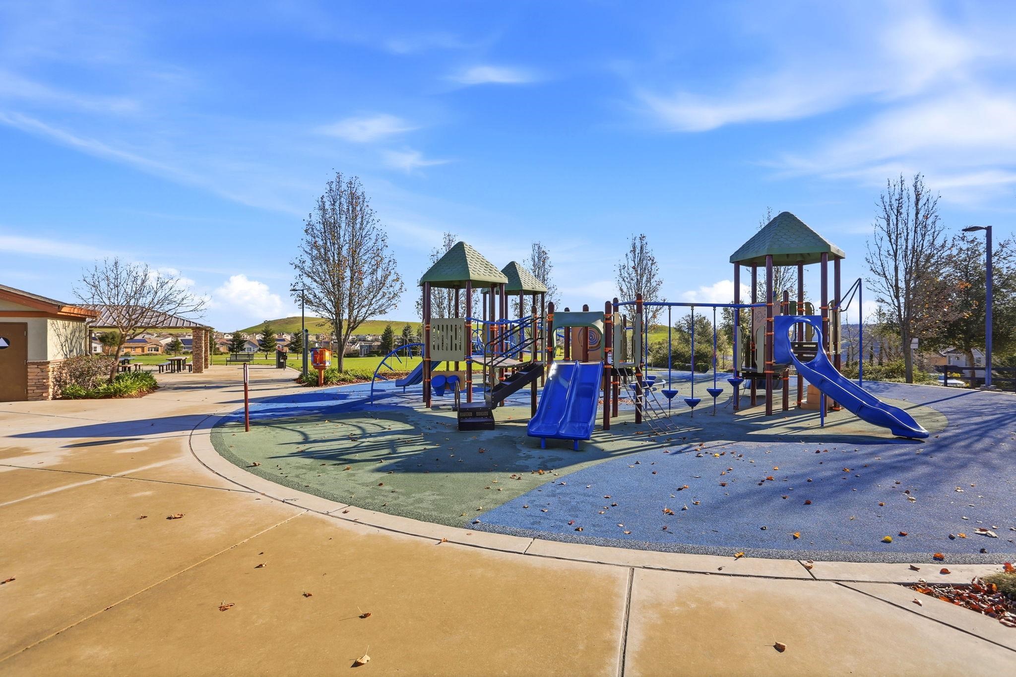 Detail Gallery Image 9 of 39 For 9927 Reimers Way, Dublin,  CA 94568 - 4 Beds | 2/1 Baths