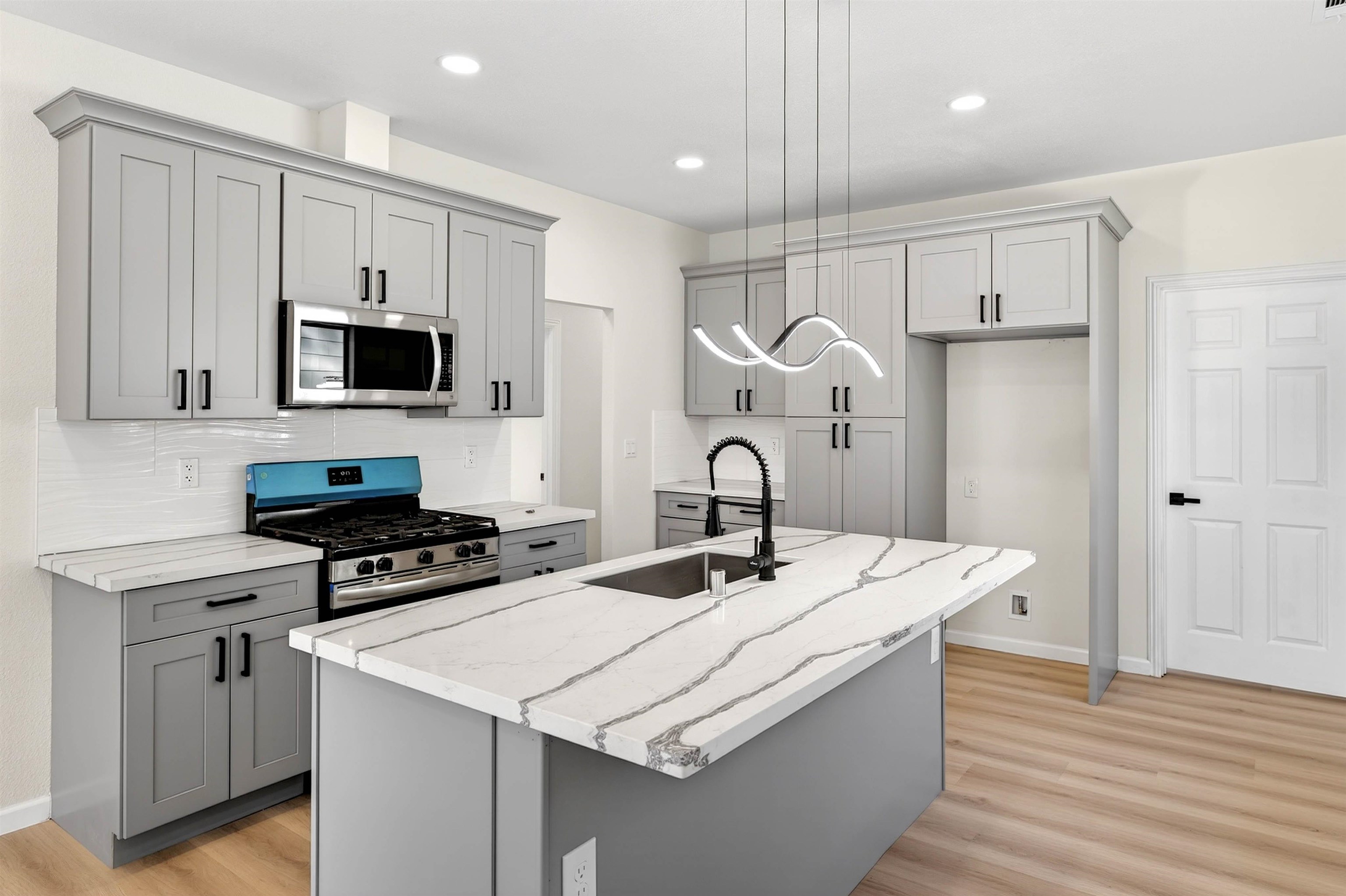 Detail Gallery Image 5 of 13 For 522 B St, Hayward,  CA 94541 - 2 Beds | 1 Baths