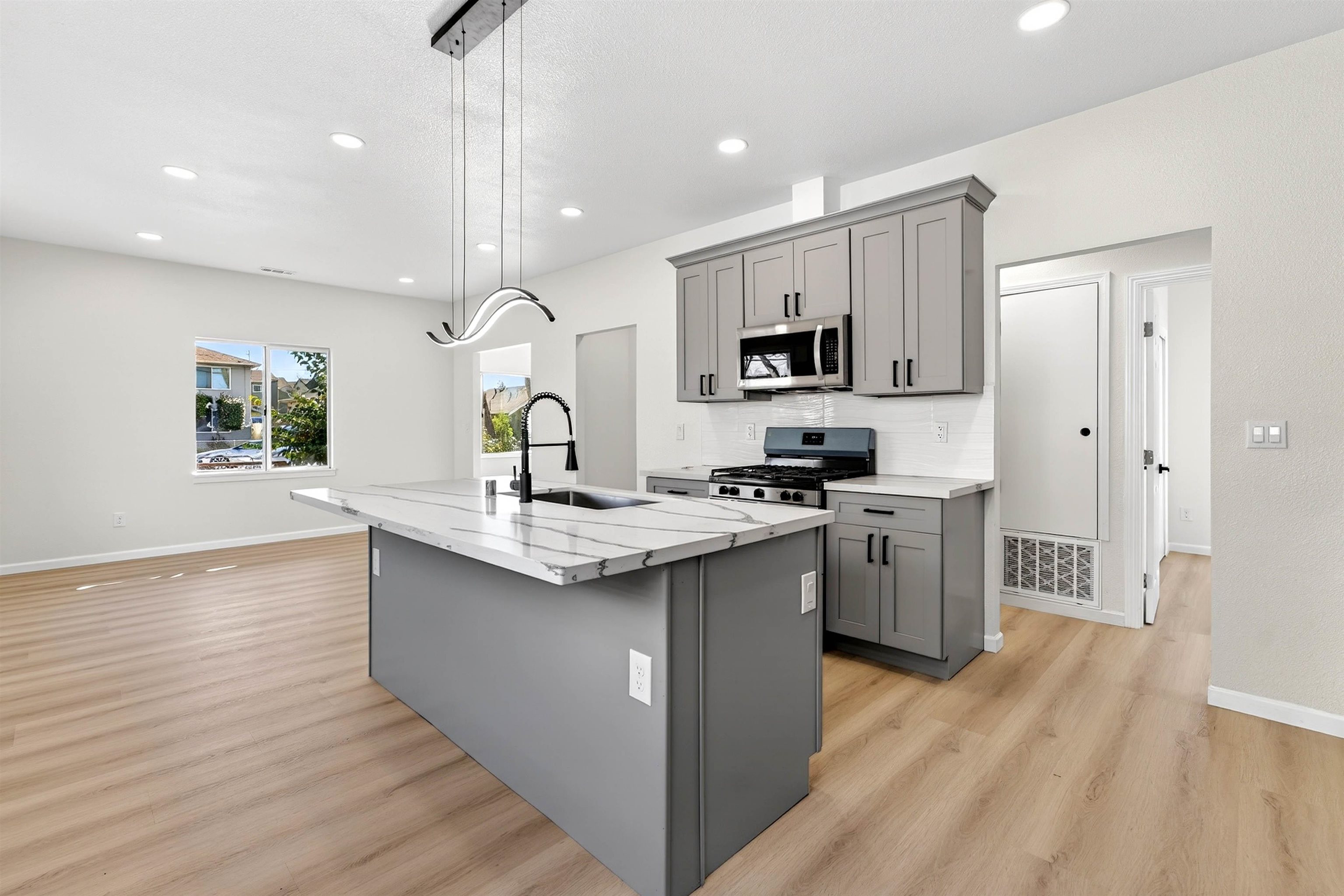 Detail Gallery Image 6 of 13 For 522 B St, Hayward,  CA 94541 - 2 Beds | 1 Baths