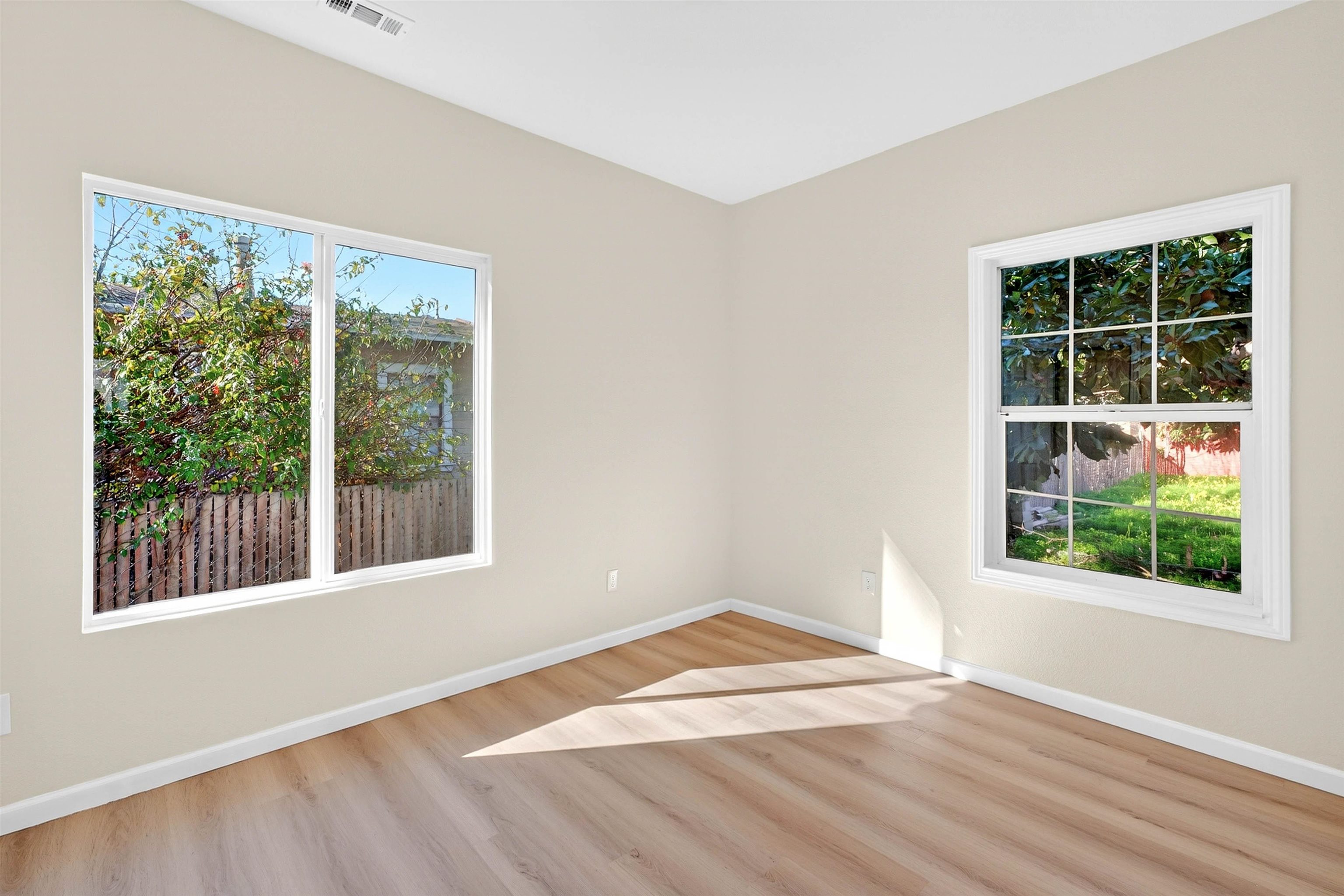 Detail Gallery Image 9 of 13 For 522 B St, Hayward,  CA 94541 - 2 Beds | 1 Baths