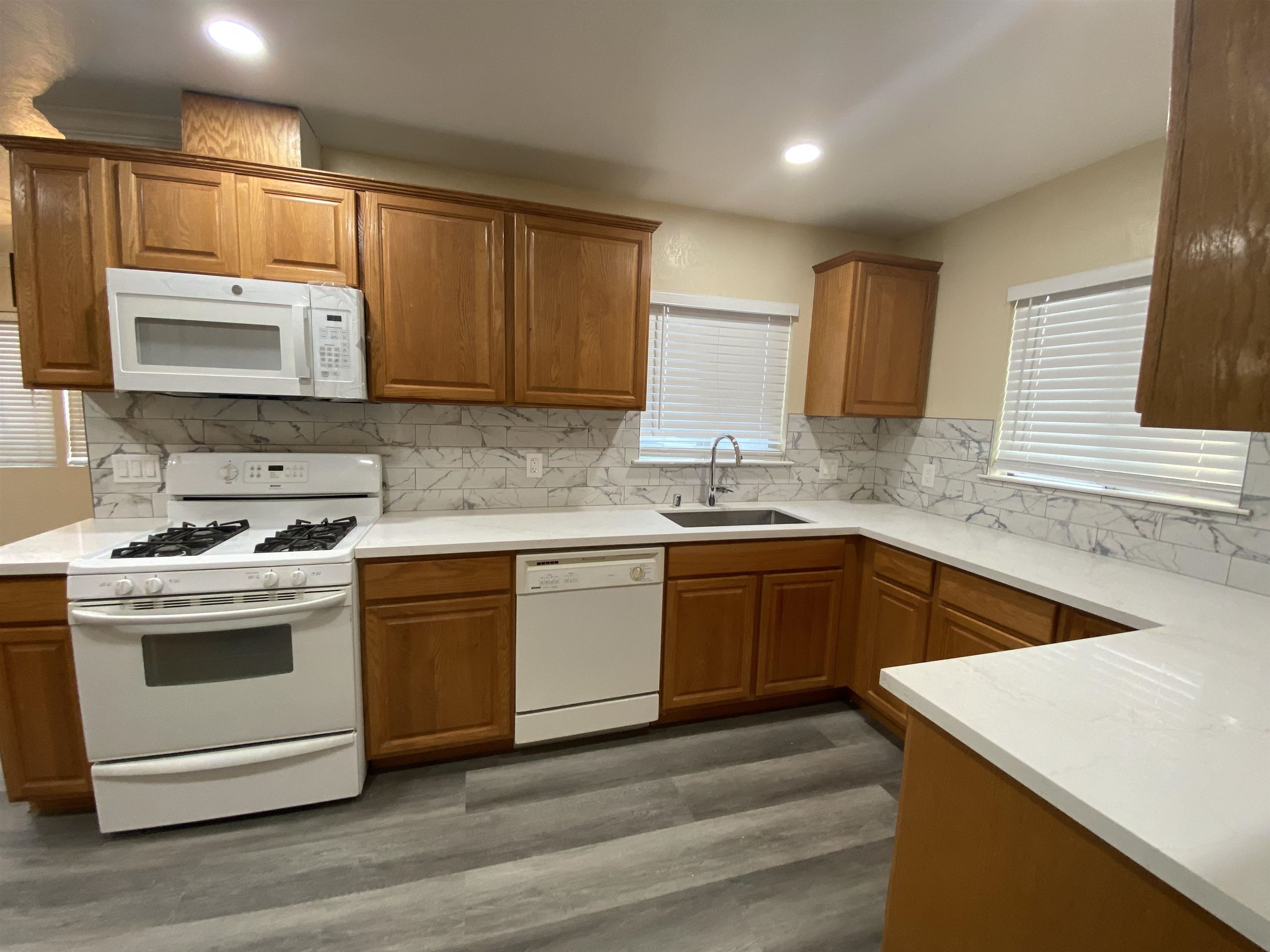 Detail Gallery Image 5 of 13 For 1866 Granada Dr, Concord,  CA 94519 - 3 Beds | 2 Baths