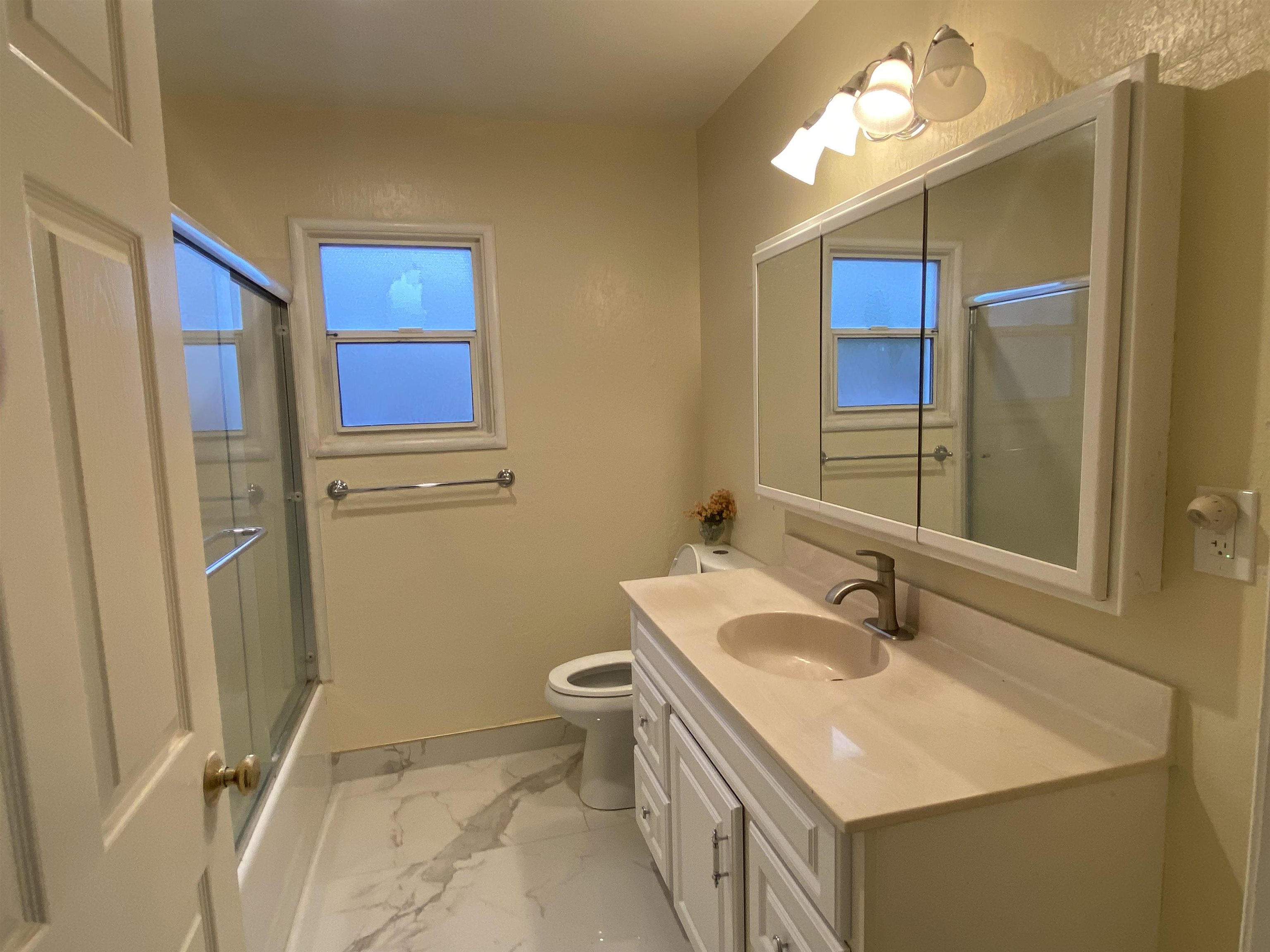 Detail Gallery Image 8 of 13 For 1866 Granada Dr, Concord,  CA 94519 - 3 Beds | 2 Baths