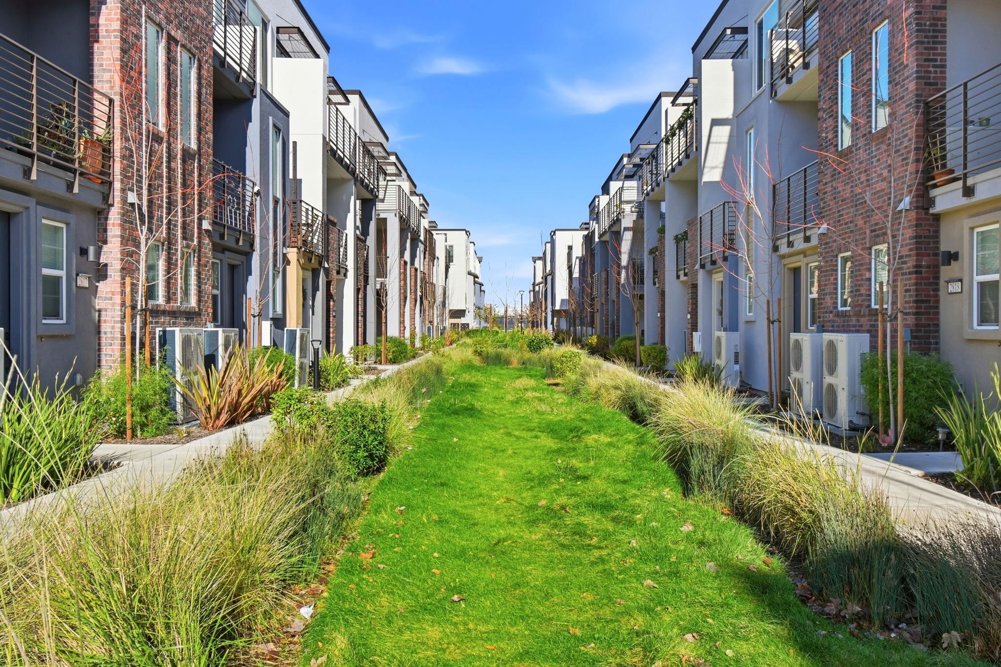 Detail Gallery Image 3 of 36 For 2878 Derbyline Ln, Alameda,  CA 94501 - 2 Beds | 1/1 Baths