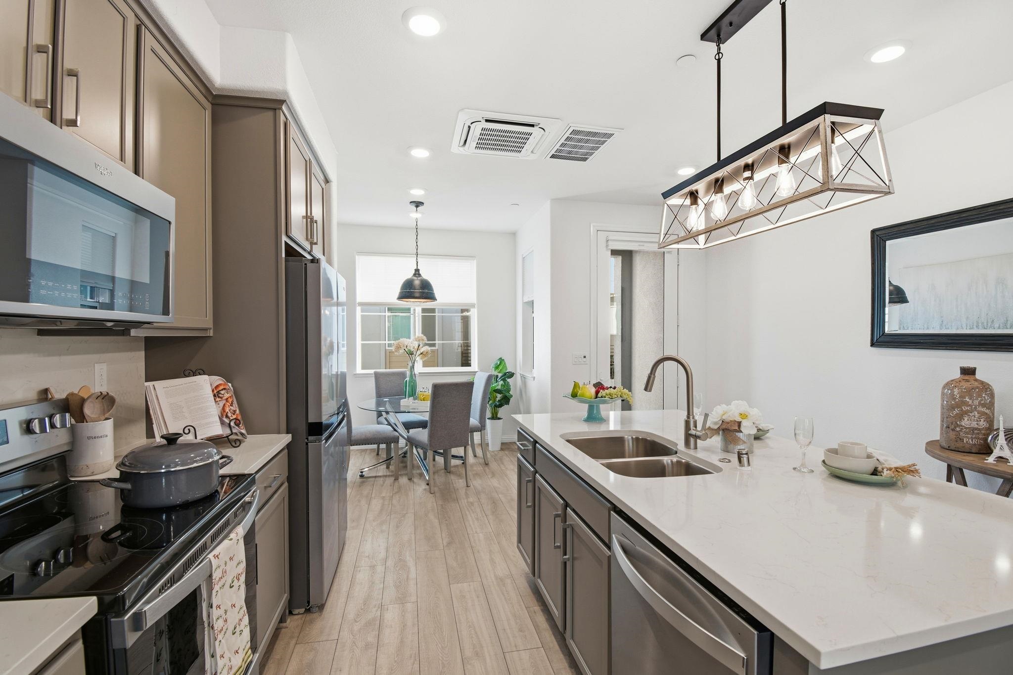 Detail Gallery Image 8 of 36 For 2878 Derbyline Ln, Alameda,  CA 94501 - 2 Beds | 1/1 Baths