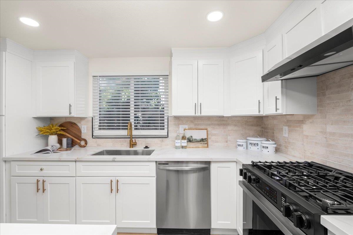 Detail Gallery Image 18 of 38 For 7212 Tiant Way, Elk Grove,  CA 95758 - 4 Beds | 2/1 Baths