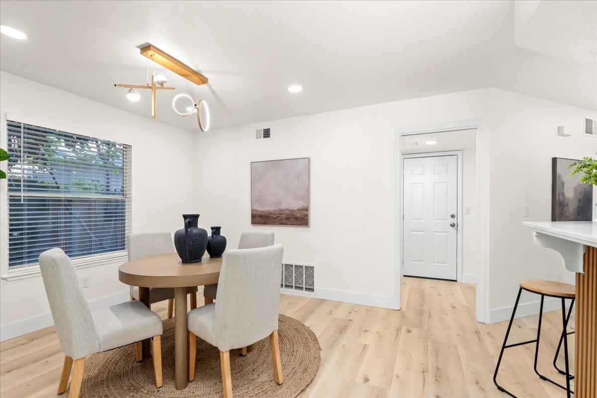 Detail Gallery Image 10 of 38 For 7212 Tiant Way, Elk Grove,  CA 95758 - 4 Beds | 2/1 Baths